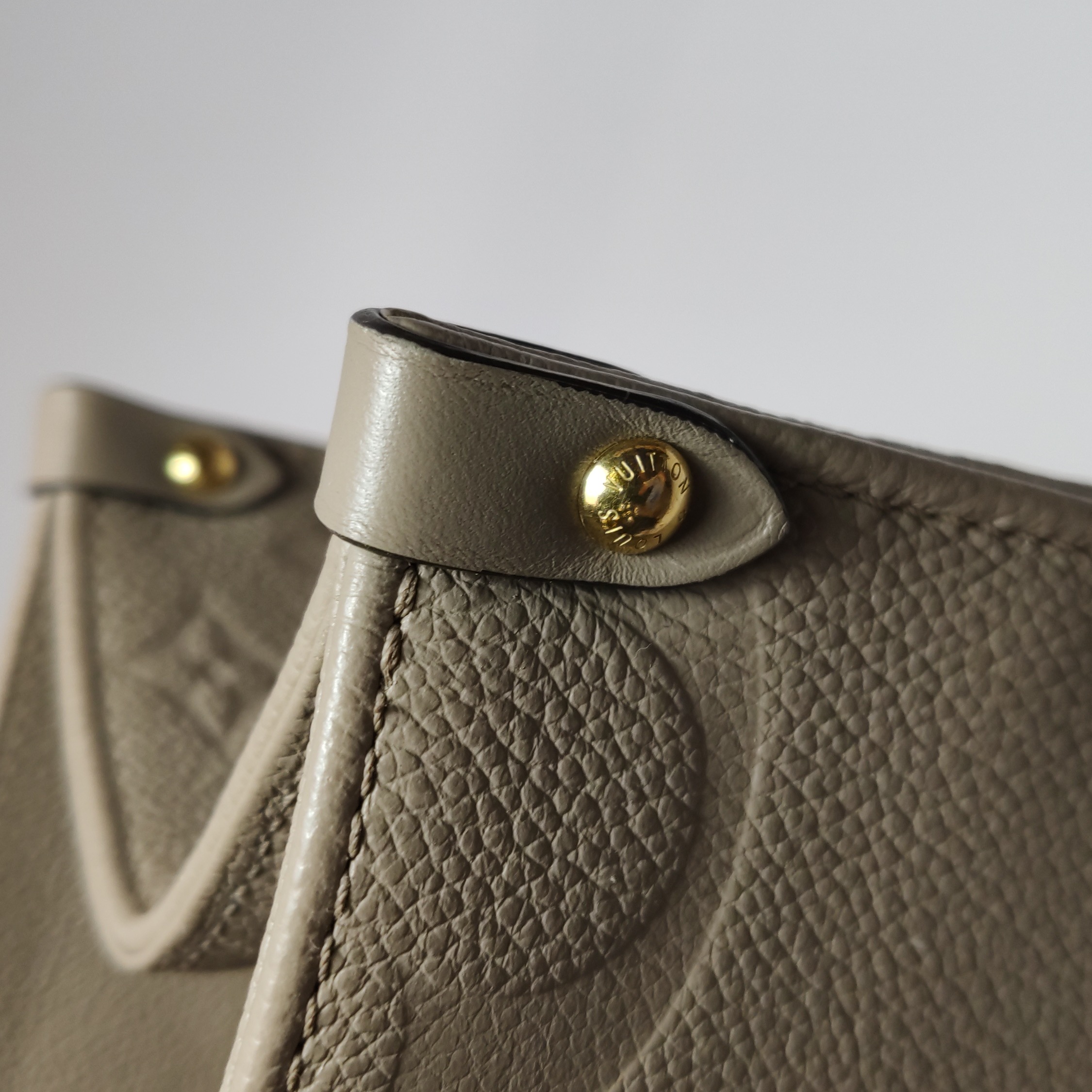 Louis Vuitton(LV) OnTheGo Tote Monogram Empreinte Giant MM — photo 10 of 13