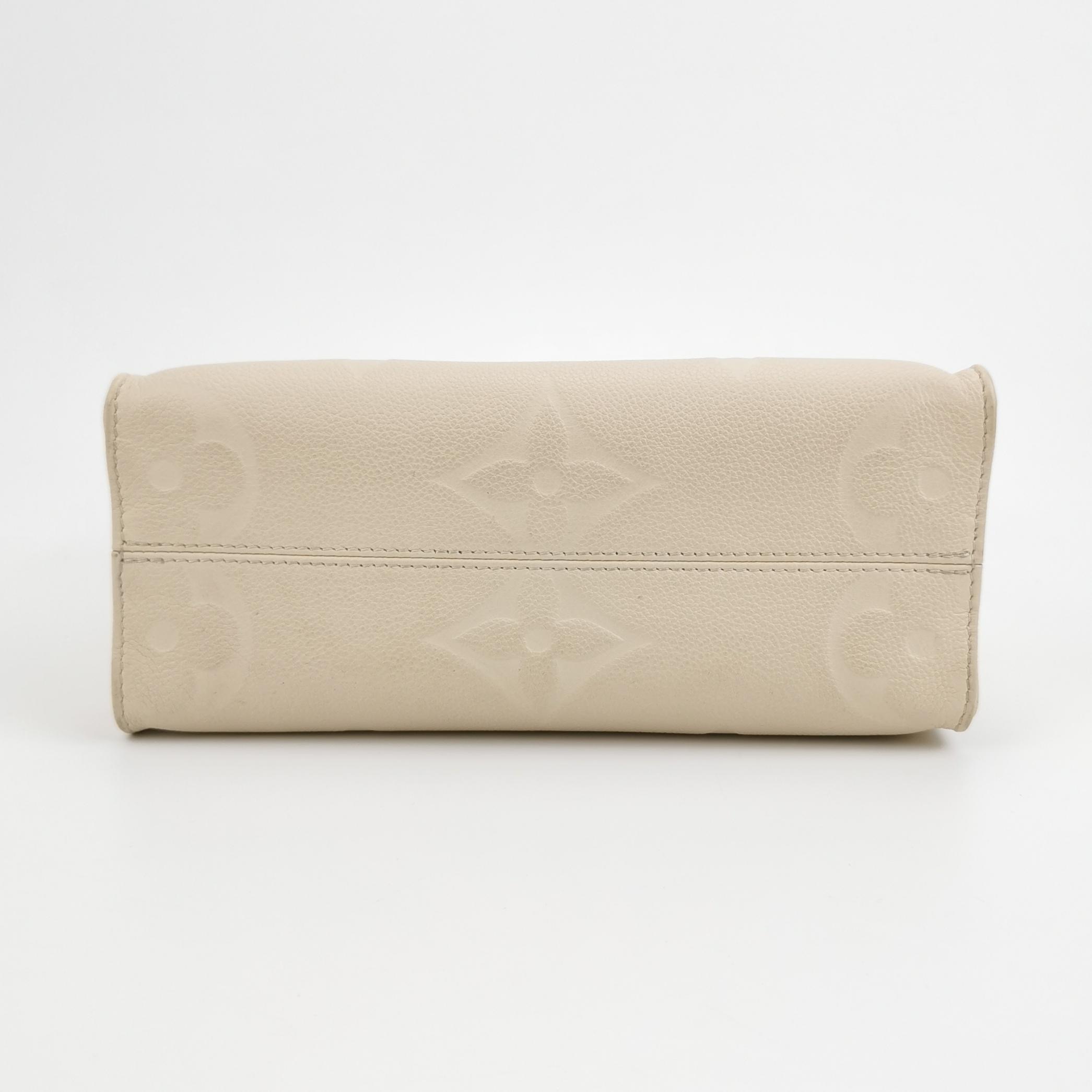 Louis Vuitton(LV) OnTheGo Tote Monogram Empreinte Giant PM — photo 6 of 15
