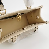 Louis Vuitton(LV) OnTheGo Tote Monogram Empreinte Giant PM — thumbnail 7