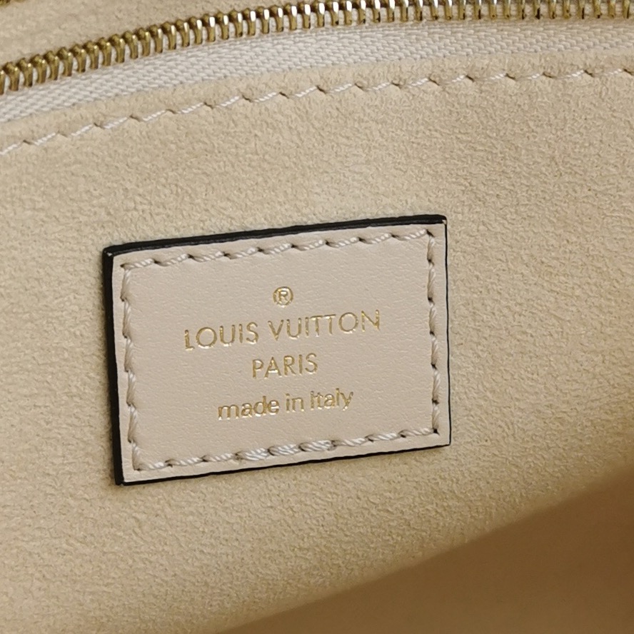 Louis Vuitton(LV) OnTheGo Tote Monogram Empreinte Giant PM — photo 8 of 15