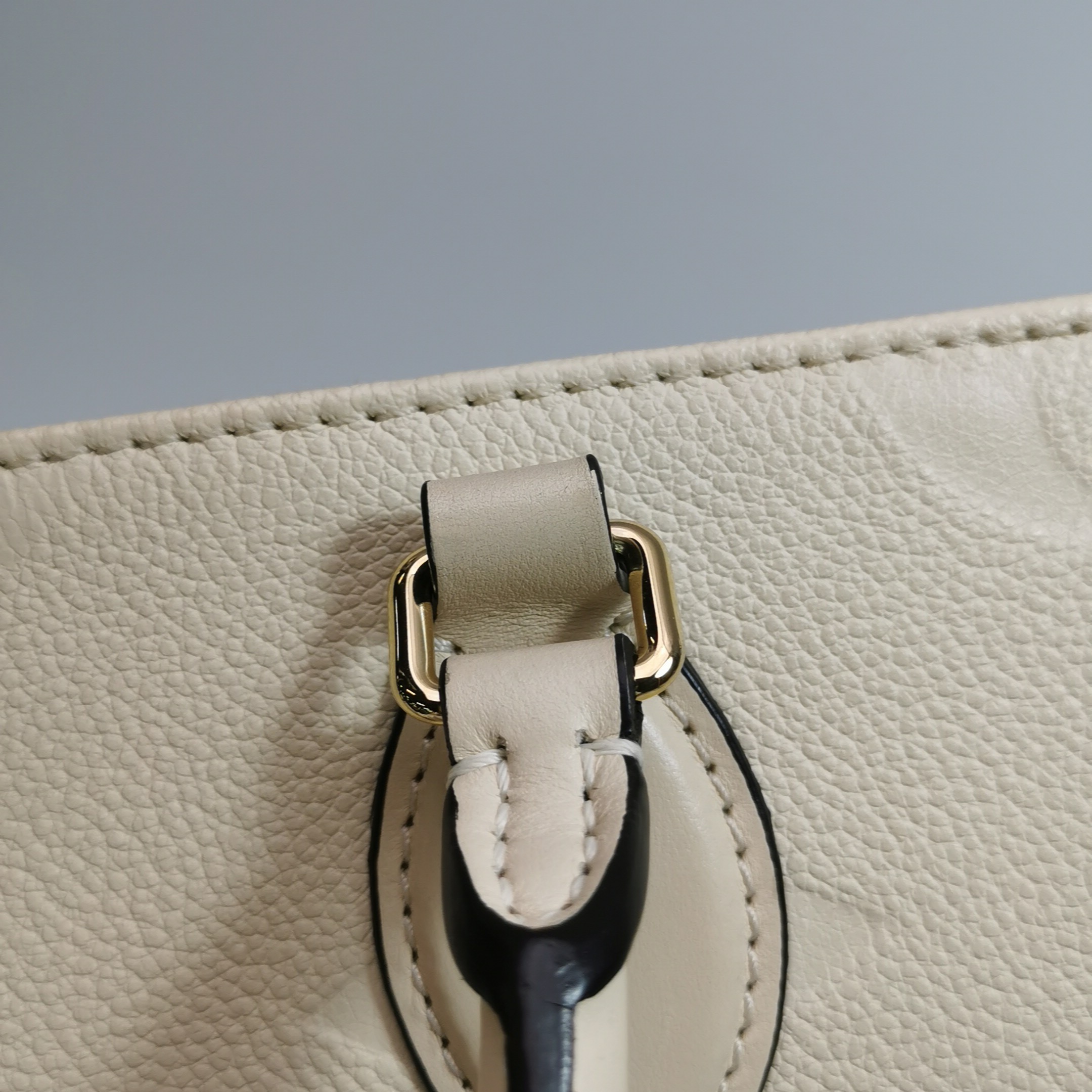 Louis Vuitton(LV) OnTheGo Tote Monogram Empreinte Giant PM — photo 10 of 15