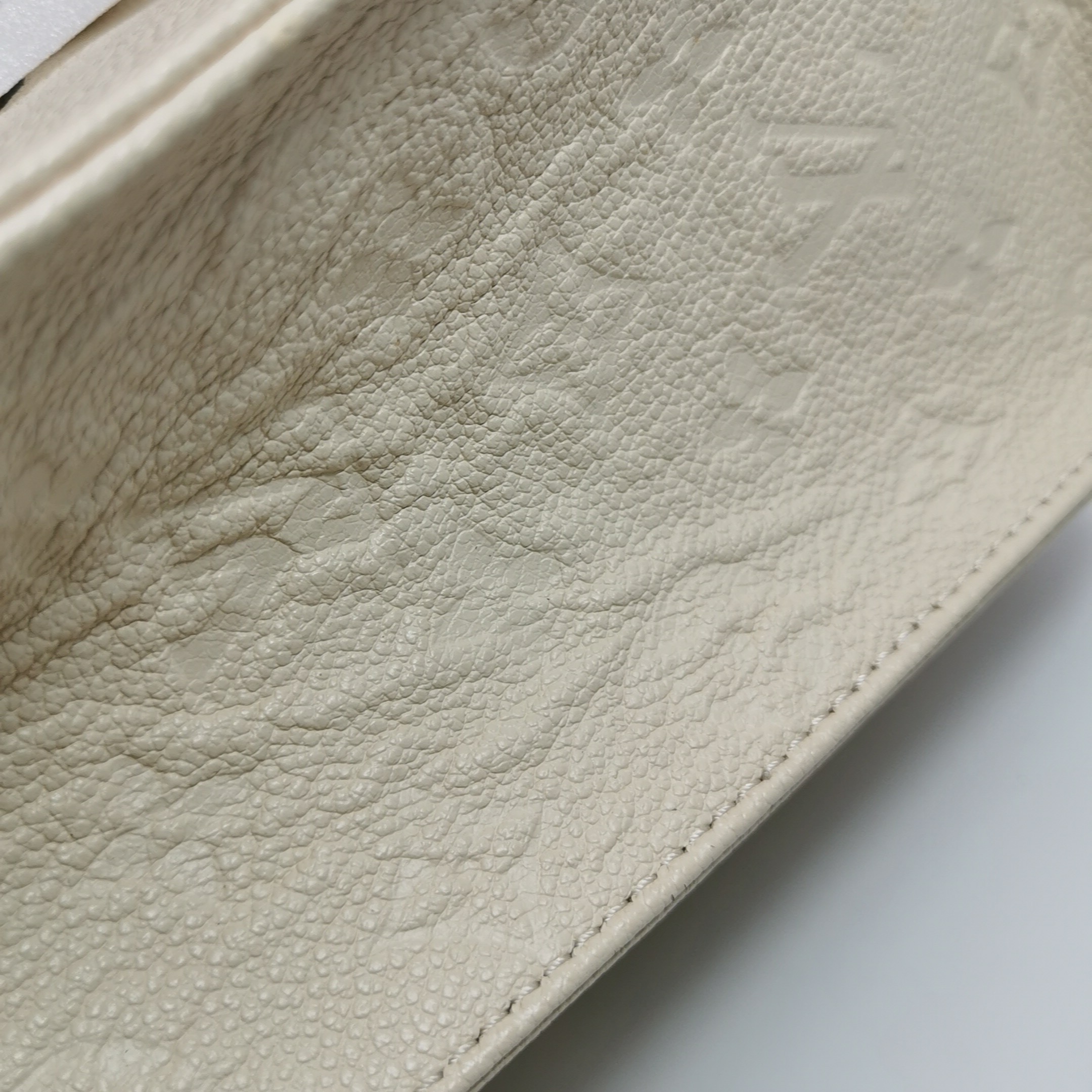 Louis Vuitton(LV) OnTheGo Tote Monogram Empreinte Giant PM — photo 13 of 15