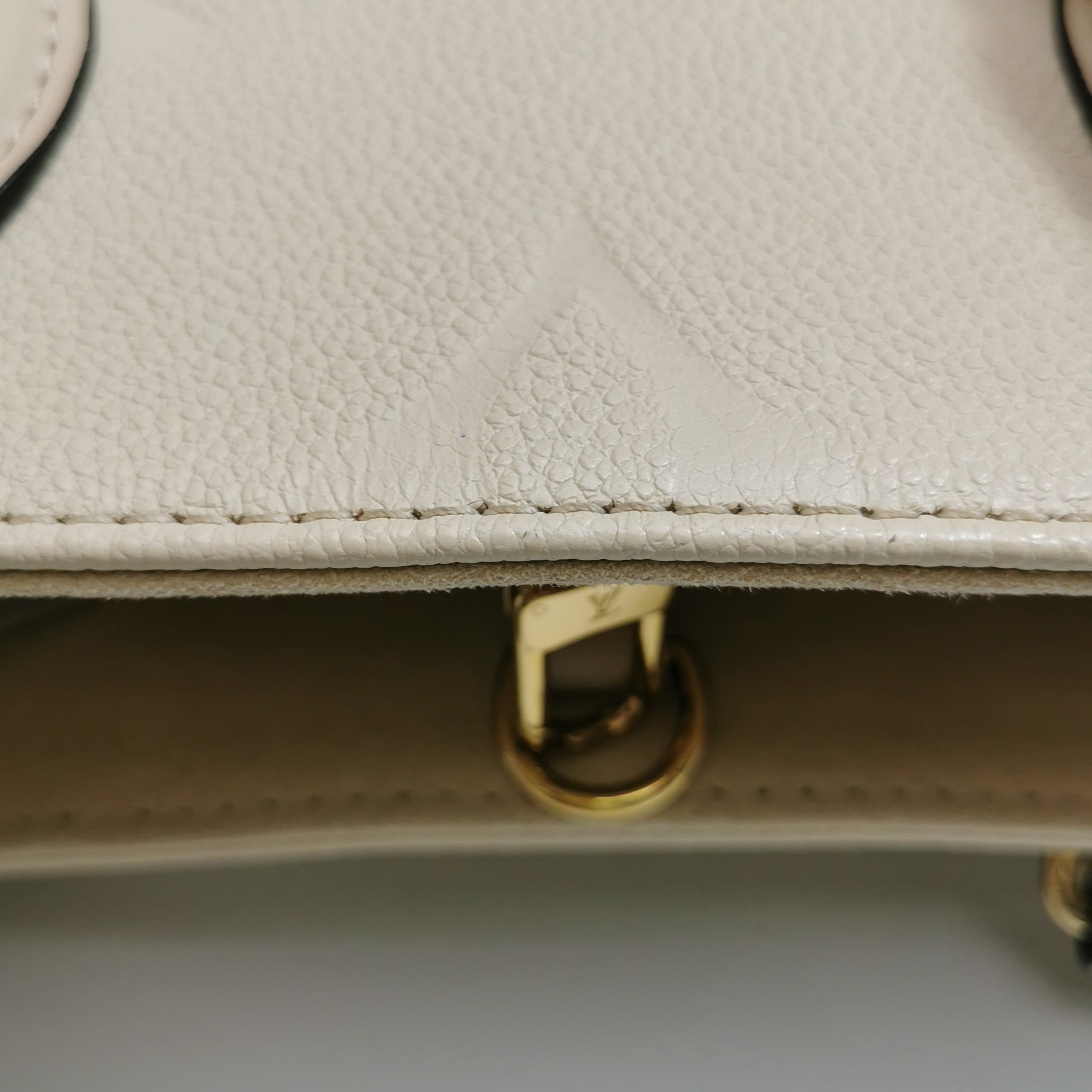 Louis Vuitton(LV) OnTheGo Tote Monogram Empreinte Giant PM — photo 12 of 15