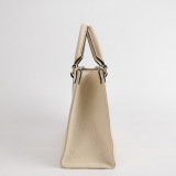 Louis Vuitton(LV) OnTheGo Tote Monogram Empreinte Giant PM — thumbnail 5