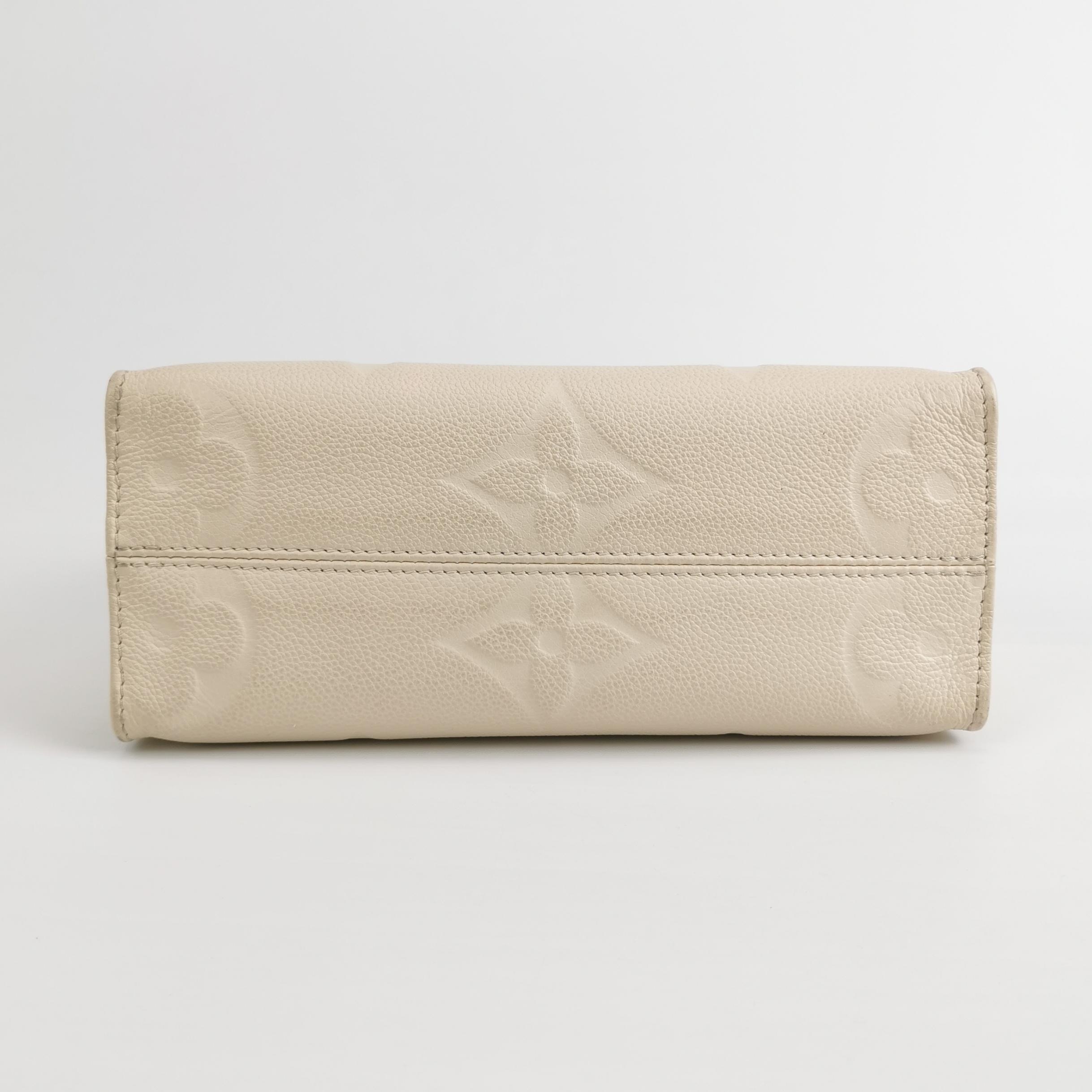 Louis Vuitton(LV) OnTheGo Tote Monogram Empreinte Giant PM — photo 6 of 15