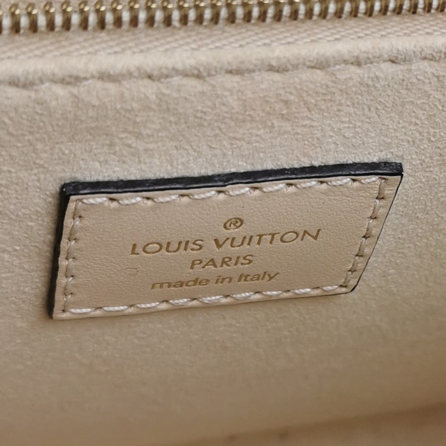 Louis Vuitton(LV) OnTheGo Tote Monogram Empreinte Giant PM — photo 8 of 15