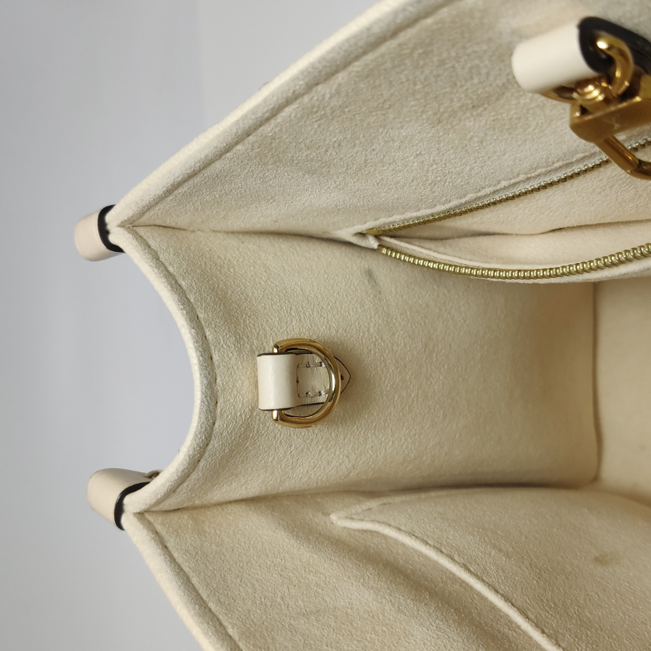 Louis Vuitton(LV) OnTheGo Tote Monogram Empreinte Giant PM — photo 9 of 15