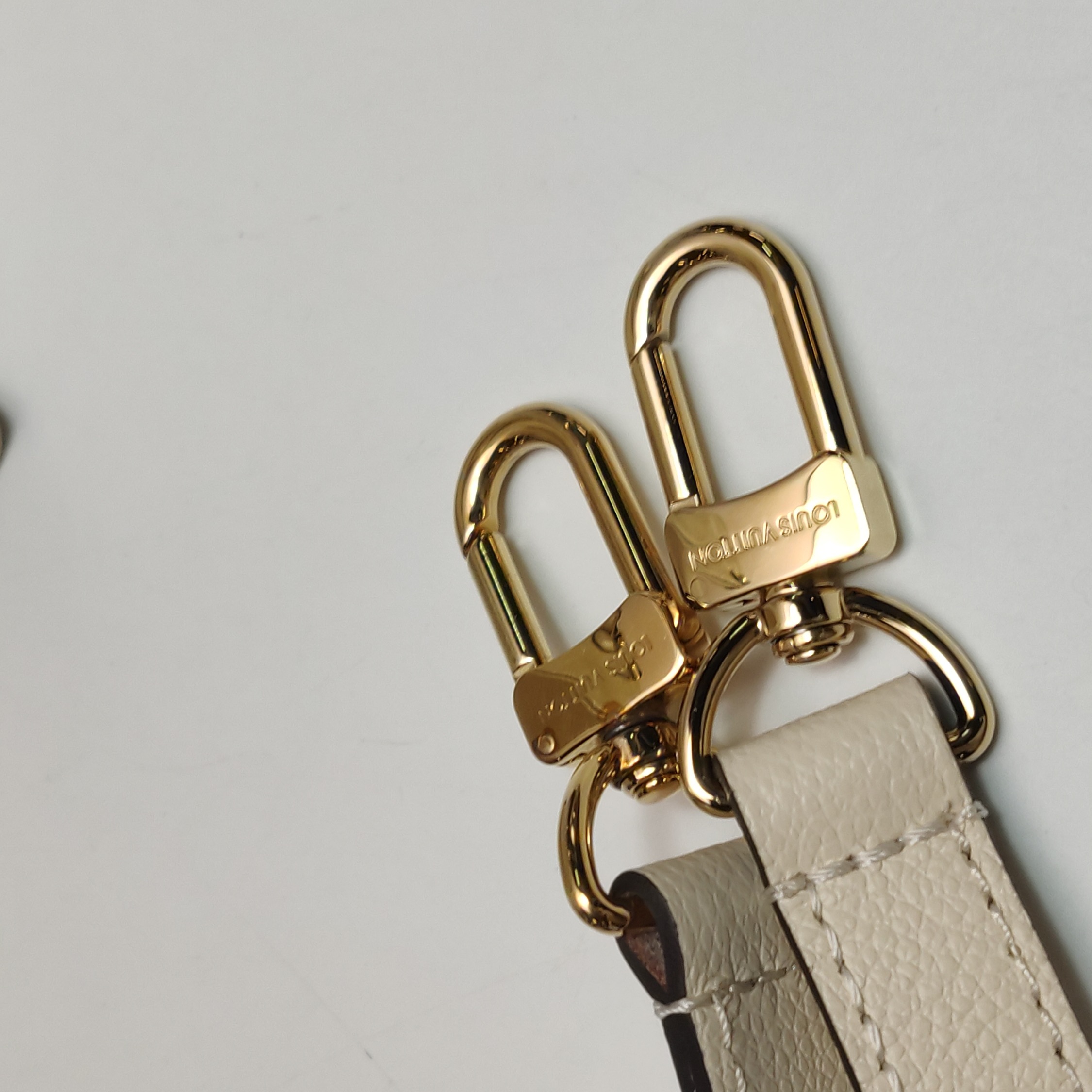 Louis Vuitton(LV) OnTheGo Tote Monogram Empreinte Giant PM — photo 11 of 15