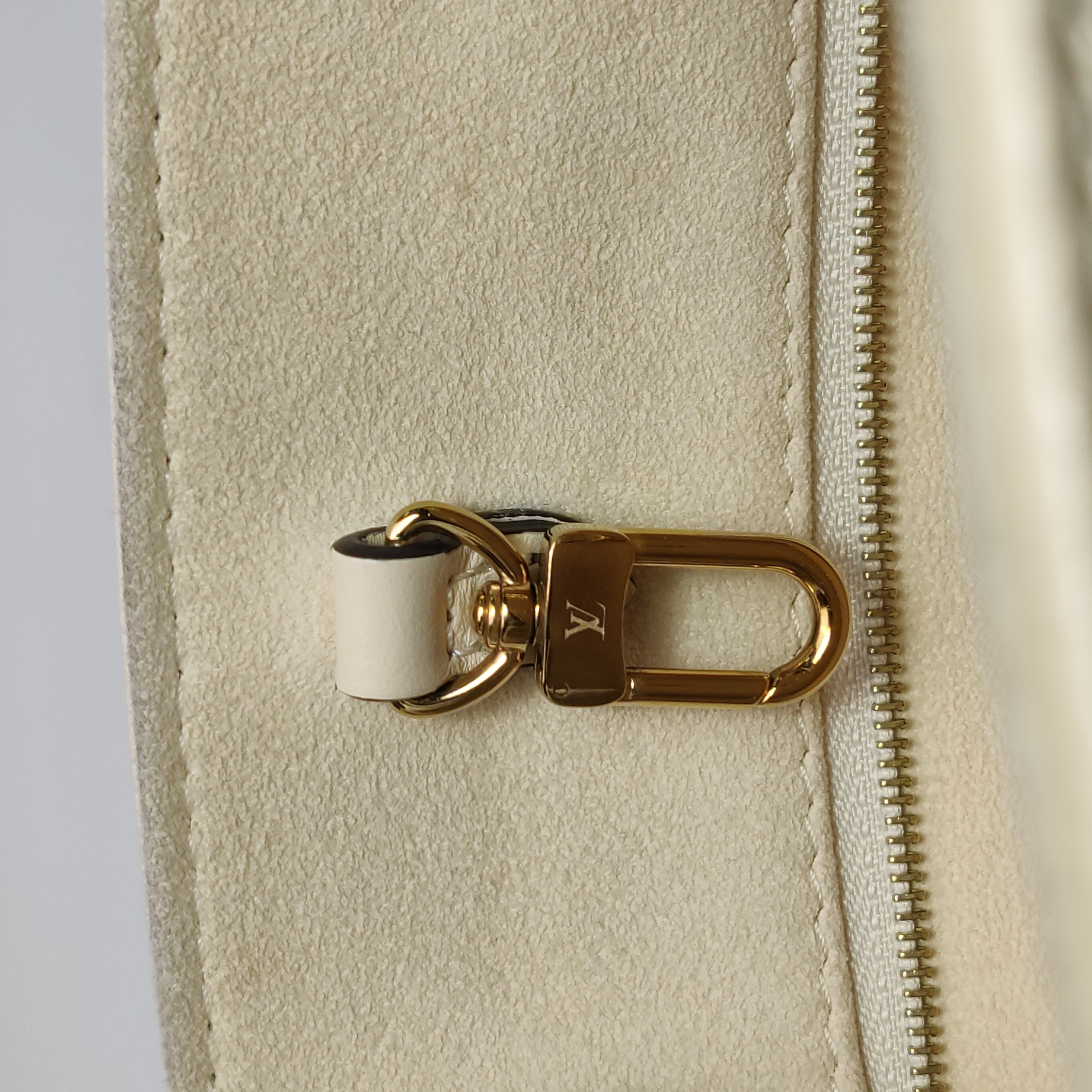 Louis Vuitton(LV) OnTheGo Tote Monogram Empreinte Giant PM — photo 10 of 15