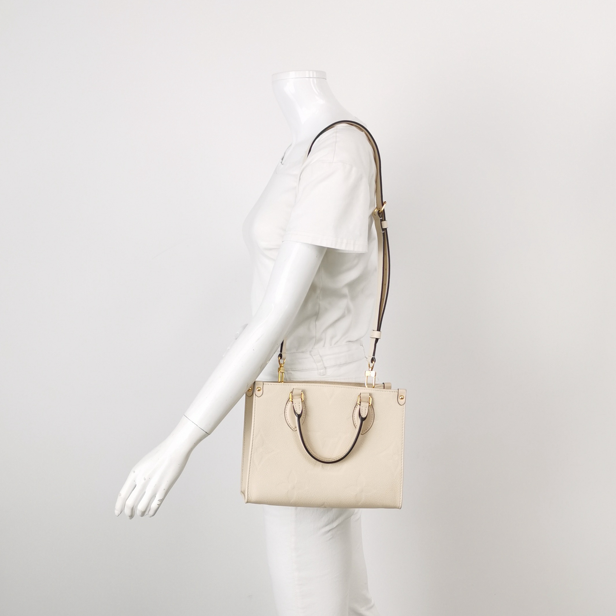Louis Vuitton(LV) OnTheGo Tote Monogram Empreinte Giant PM — alternate view