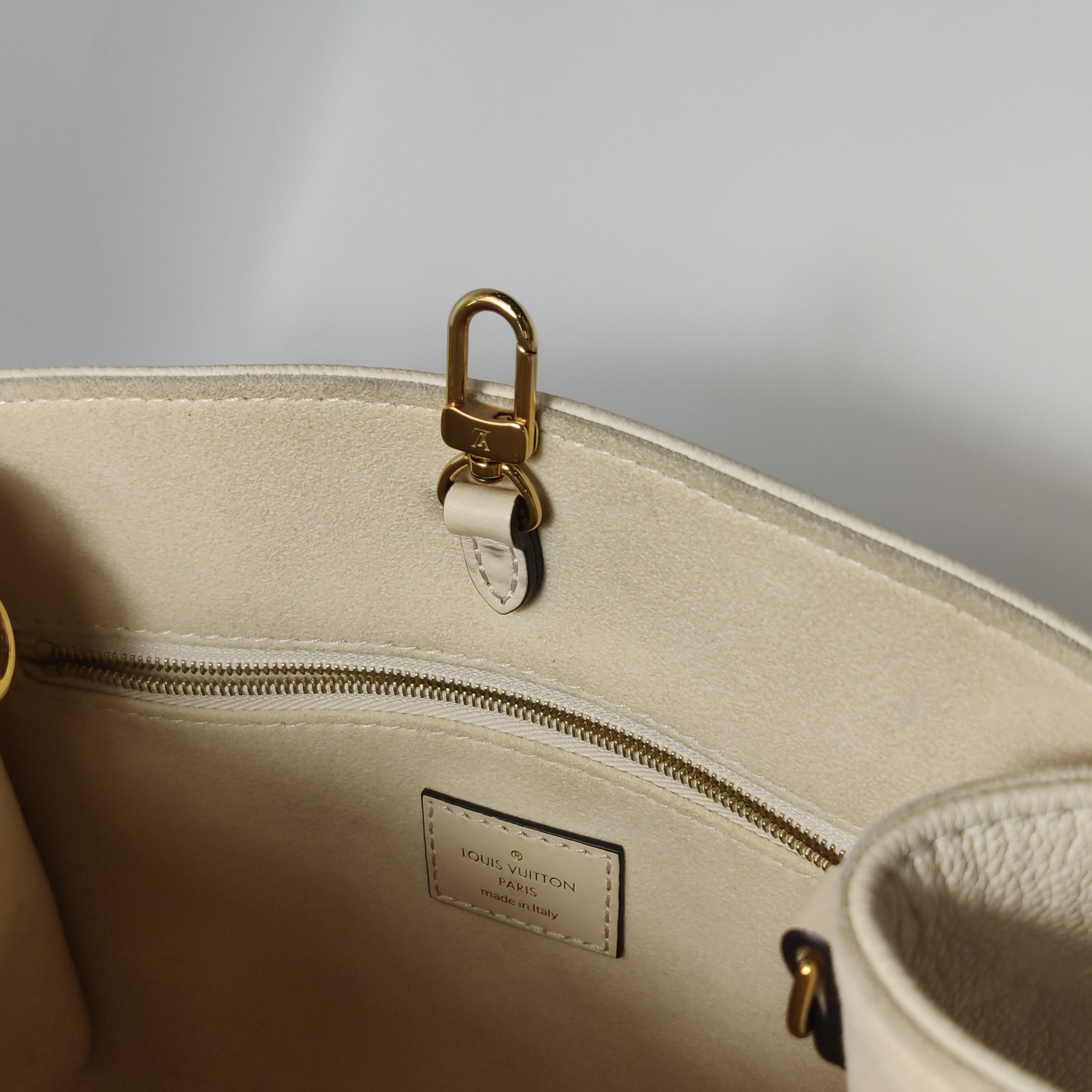 Louis Vuitton(LV) OnTheGo Tote Monogram Empreinte Giant PM — photo 9 of 16