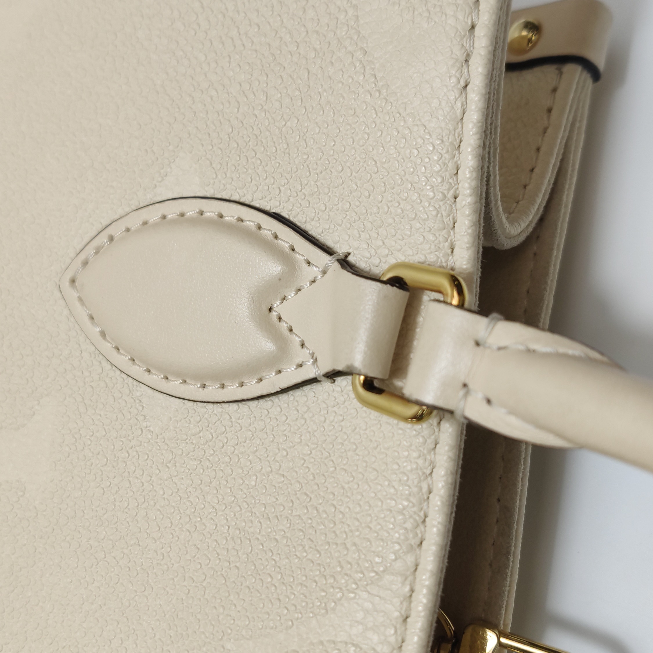 Louis Vuitton(LV) OnTheGo Tote Monogram Empreinte Giant PM — photo 10 of 16