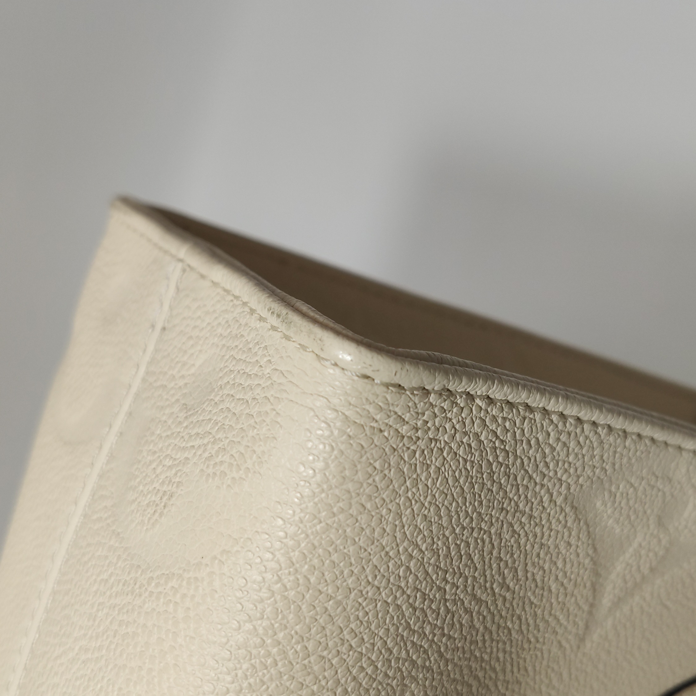 Louis Vuitton(LV) OnTheGo Tote Monogram Empreinte Giant PM — photo 13 of 16