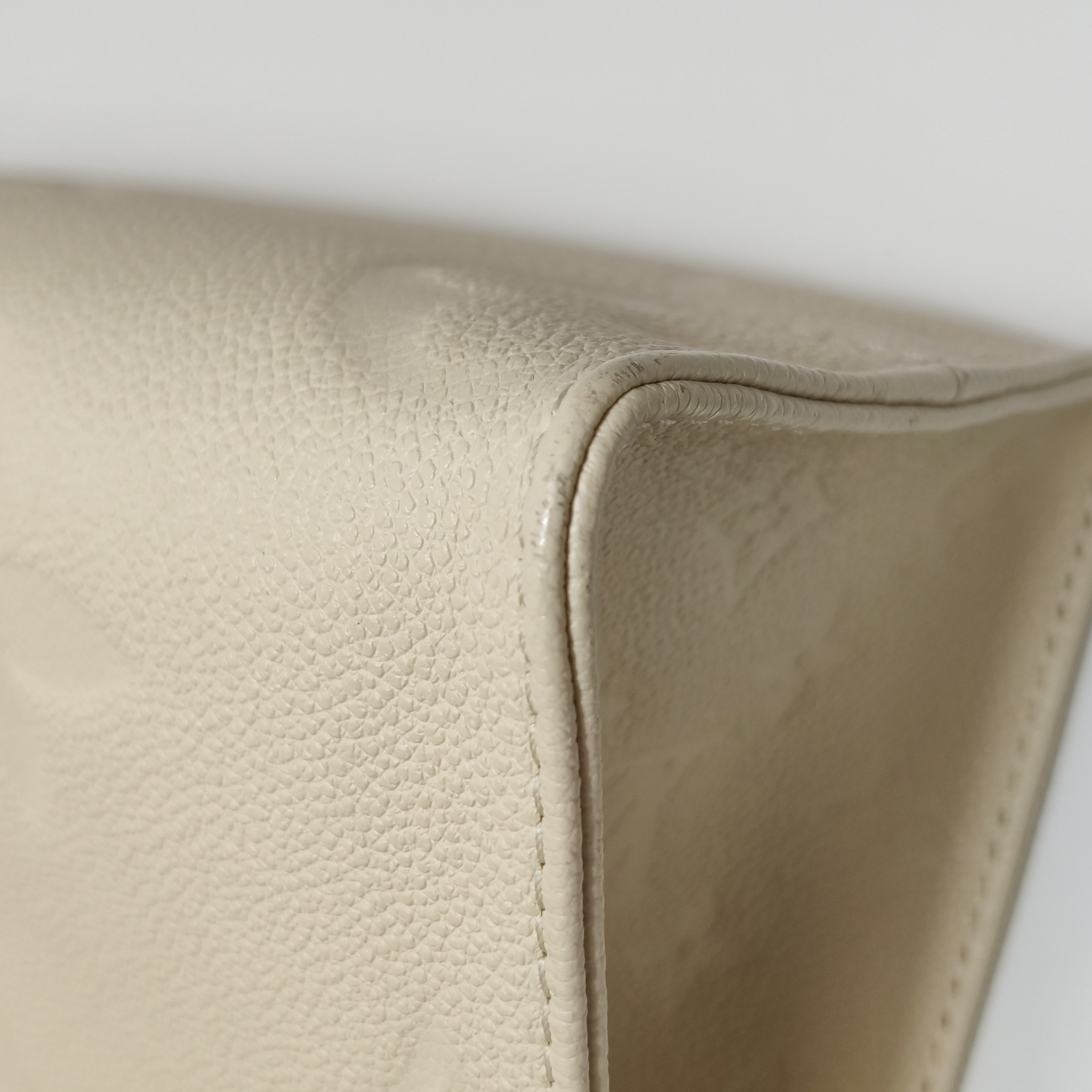 Louis Vuitton(LV) OnTheGo Tote Monogram Empreinte Giant PM — photo 14 of 16