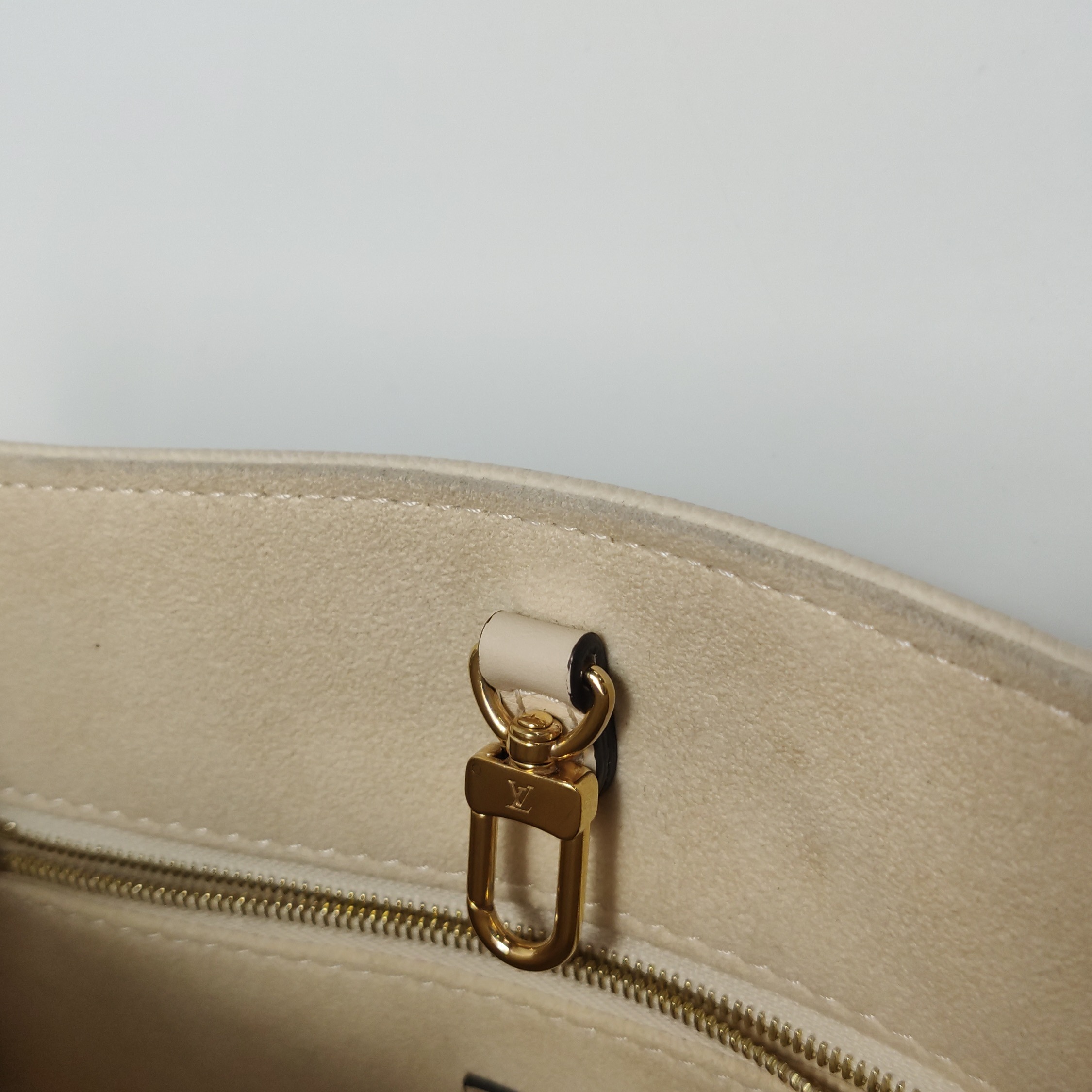Louis Vuitton(LV) OnTheGo Tote Monogram Empreinte Giant PM — photo 9 of 15