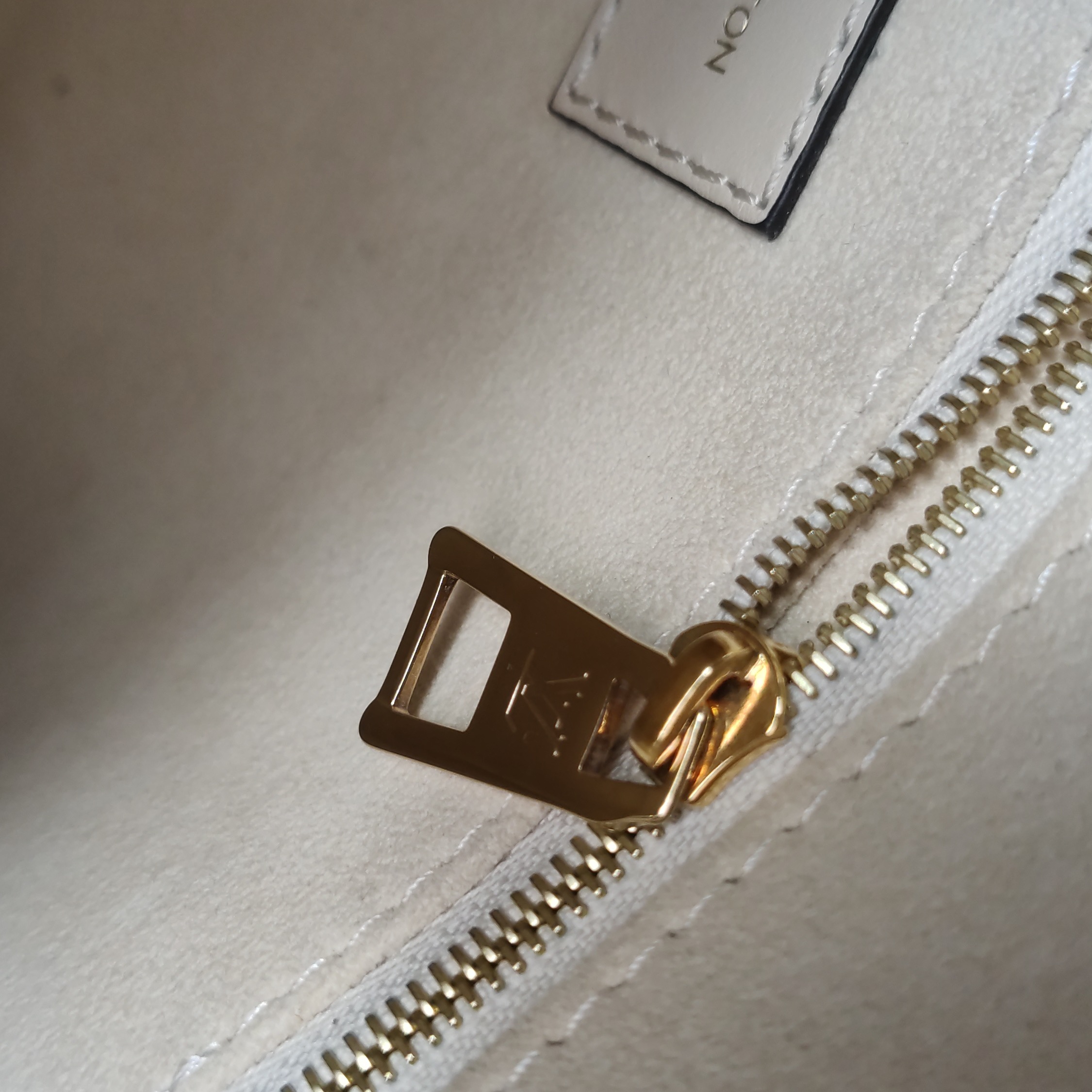 Louis Vuitton(LV) OnTheGo Tote Monogram Empreinte Giant PM — photo 10 of 15