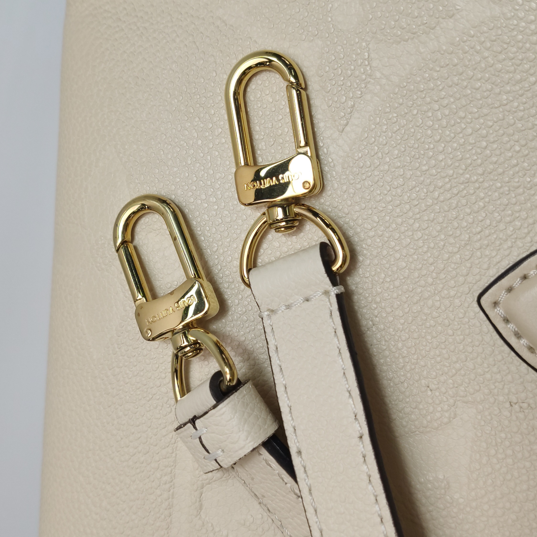 Louis Vuitton(LV) OnTheGo Tote Monogram Empreinte Giant PM — photo 12 of 15