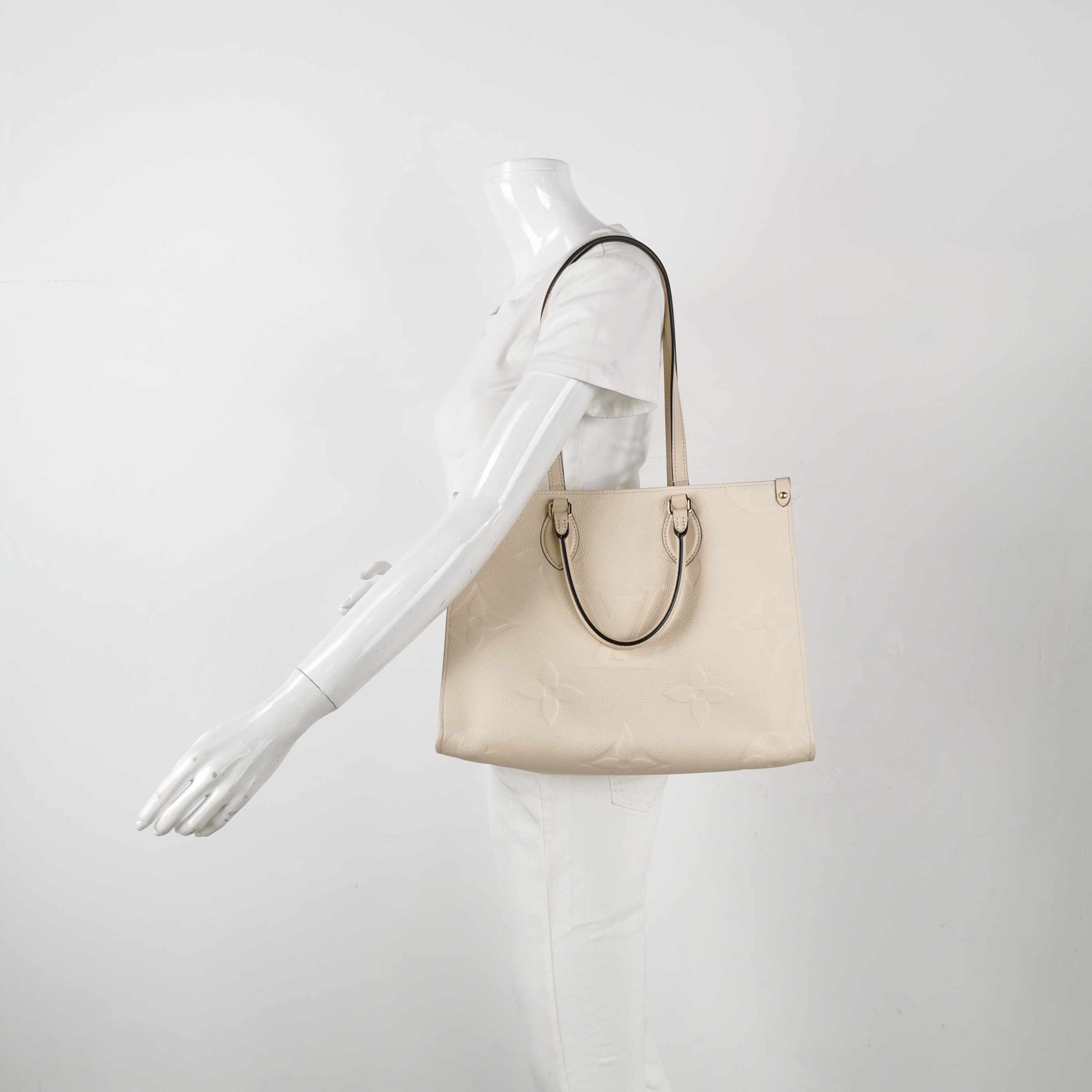 Louis Vuitton(LV) OnTheGo Tote Monogram Empreinte Giant MM — alternate view