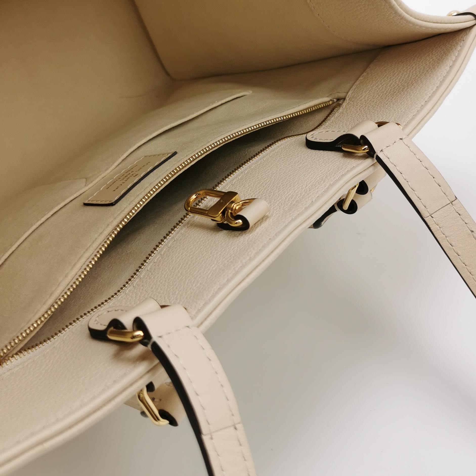 Louis Vuitton(LV) OnTheGo Tote Monogram Empreinte Giant MM — photo 7 of 15