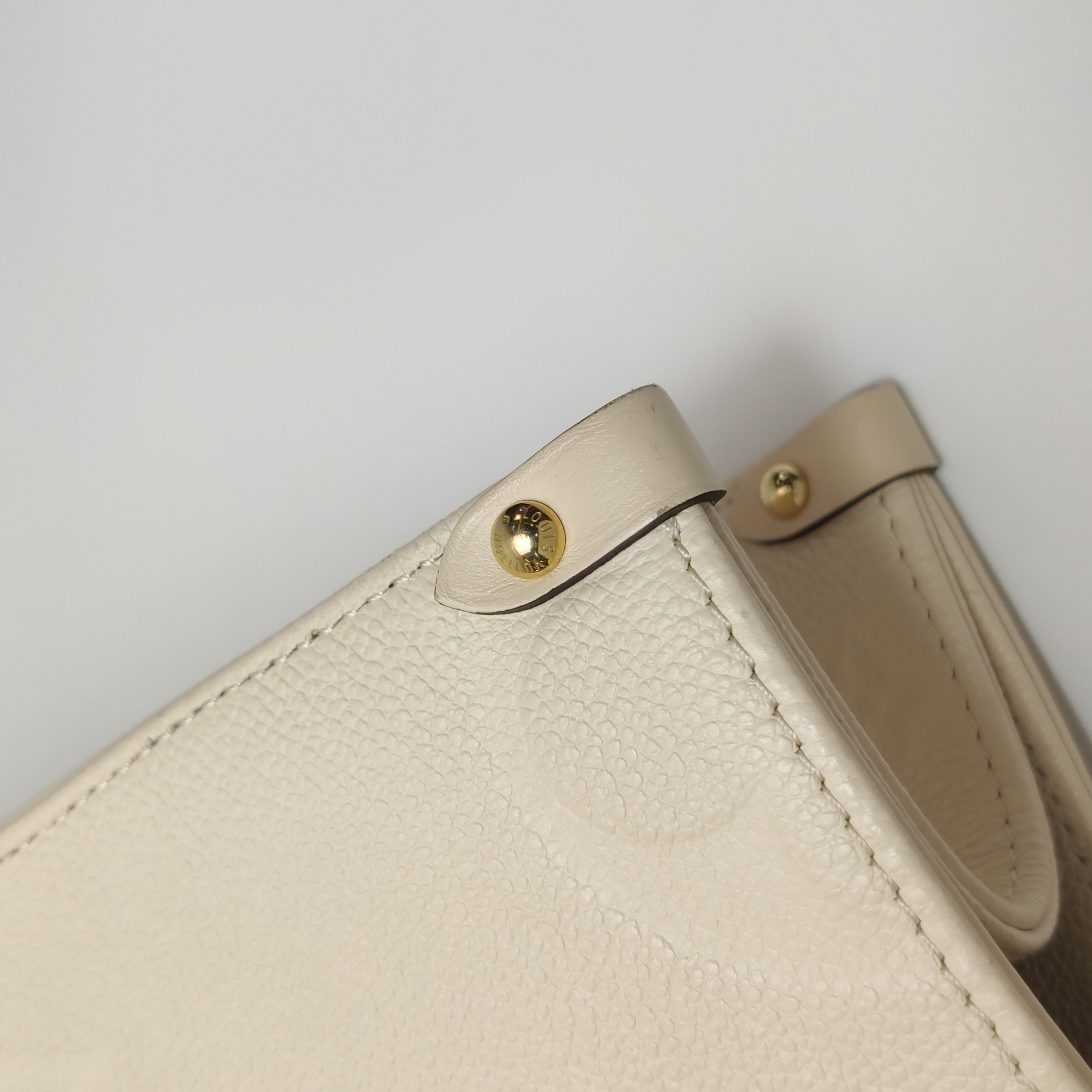 Louis Vuitton(LV) OnTheGo Tote Monogram Empreinte Giant MM — photo 10 of 15