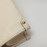 Louis Vuitton(LV) OnTheGo Tote Monogram Empreinte Giant MM — thumbnail 10