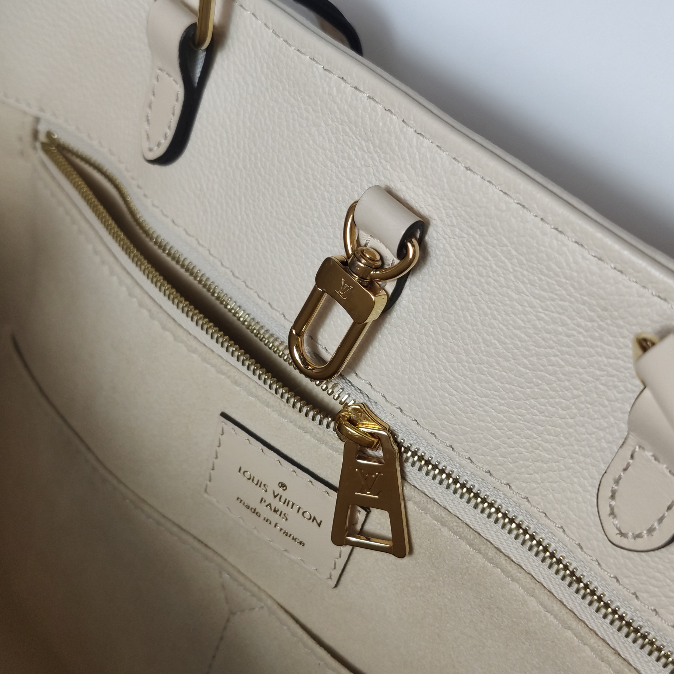 Louis Vuitton(LV) OnTheGo Tote Monogram Empreinte Giant MM — photo 9 of 15