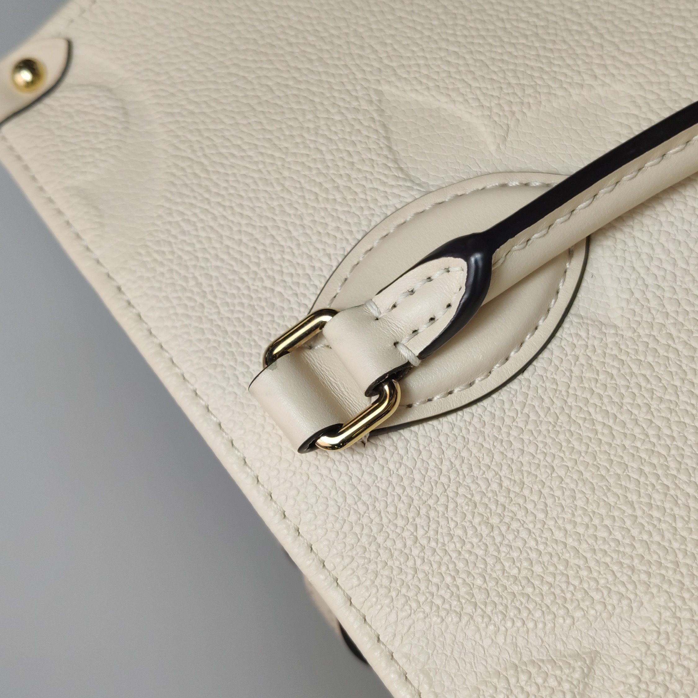 Louis Vuitton(LV) OnTheGo Tote Monogram Empreinte Giant MM — photo 11 of 15