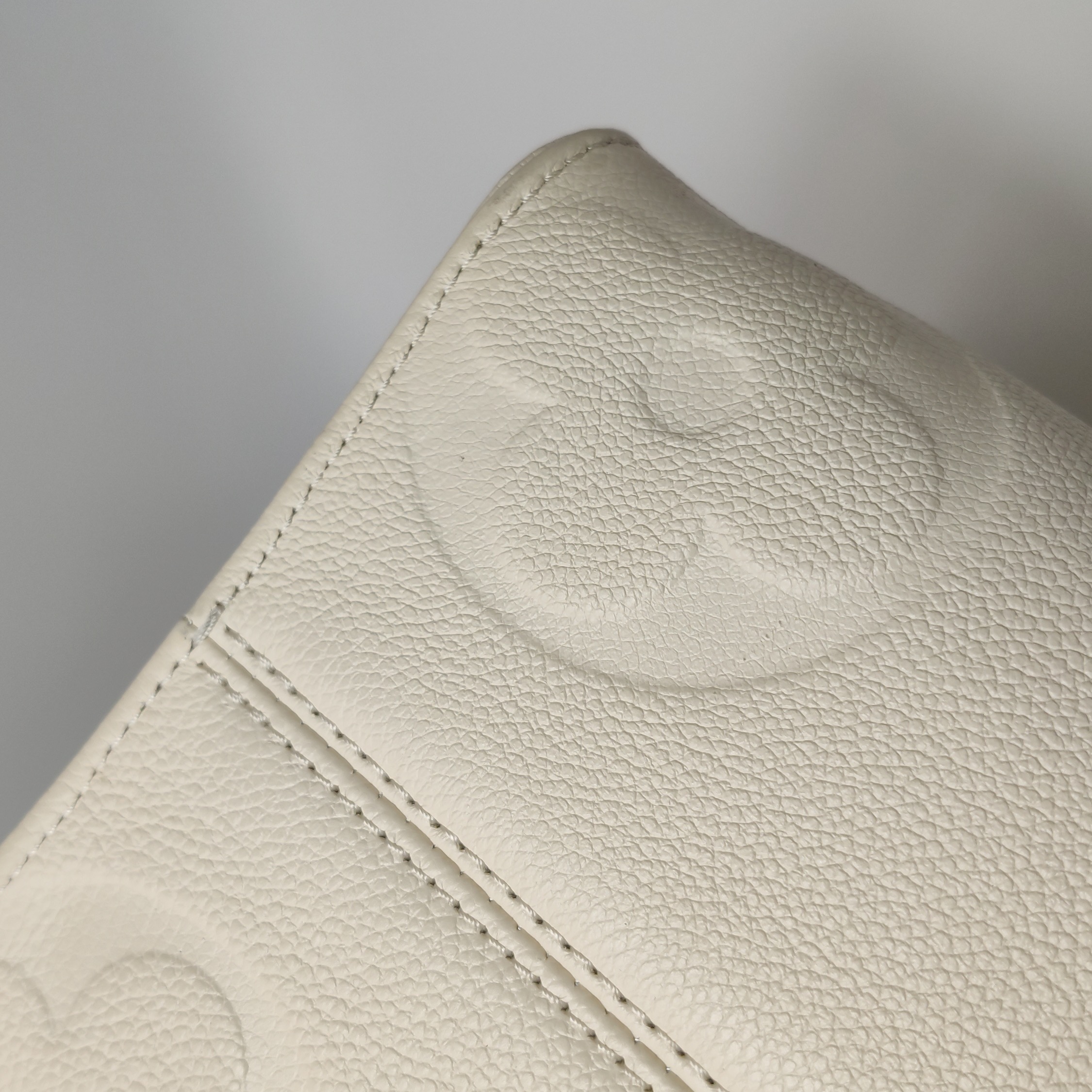 Louis Vuitton(LV) OnTheGo Tote Monogram Empreinte Giant MM — photo 12 of 15