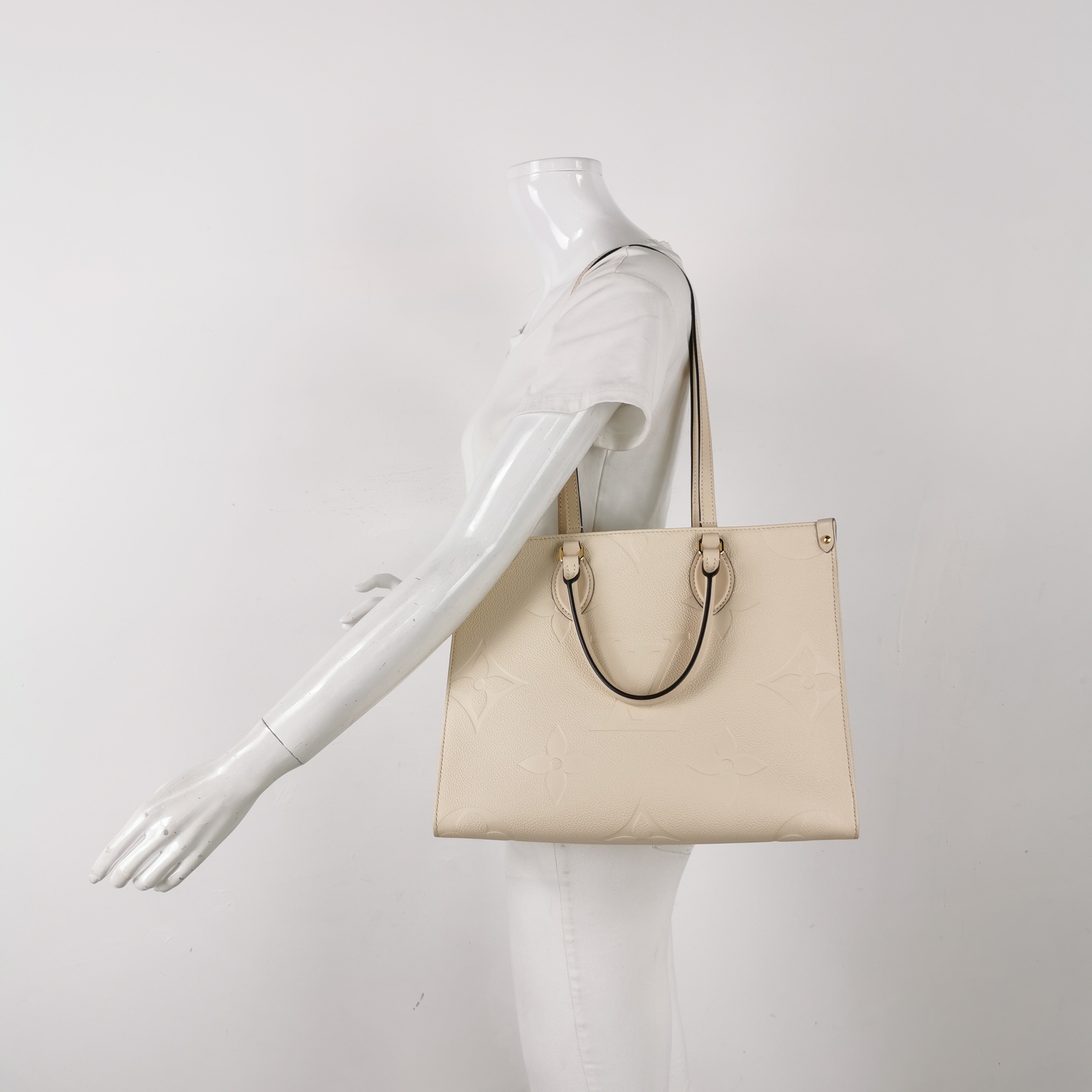 Louis Vuitton(LV) OnTheGo Tote Monogram Empreinte Giant MM — alternate view