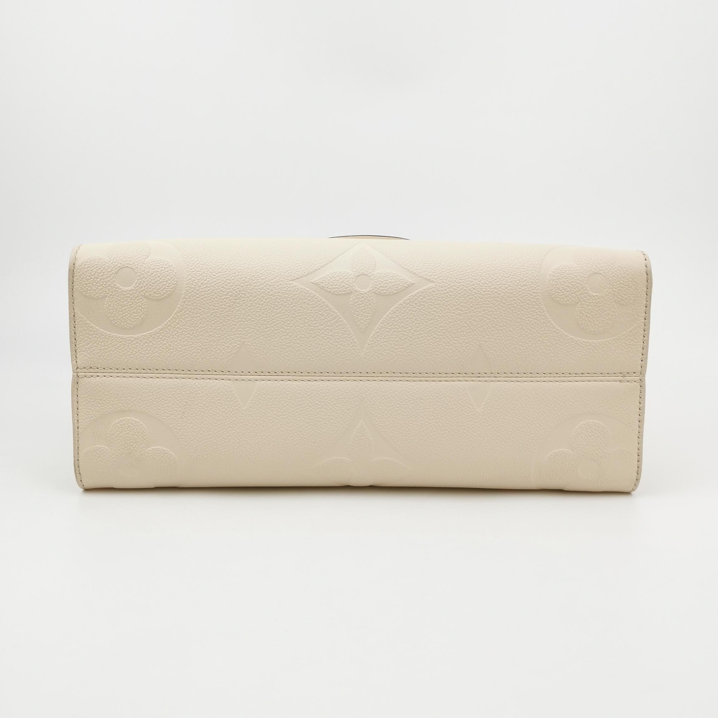 Louis Vuitton(LV) OnTheGo Tote Monogram Empreinte Giant MM — photo 6 of 15