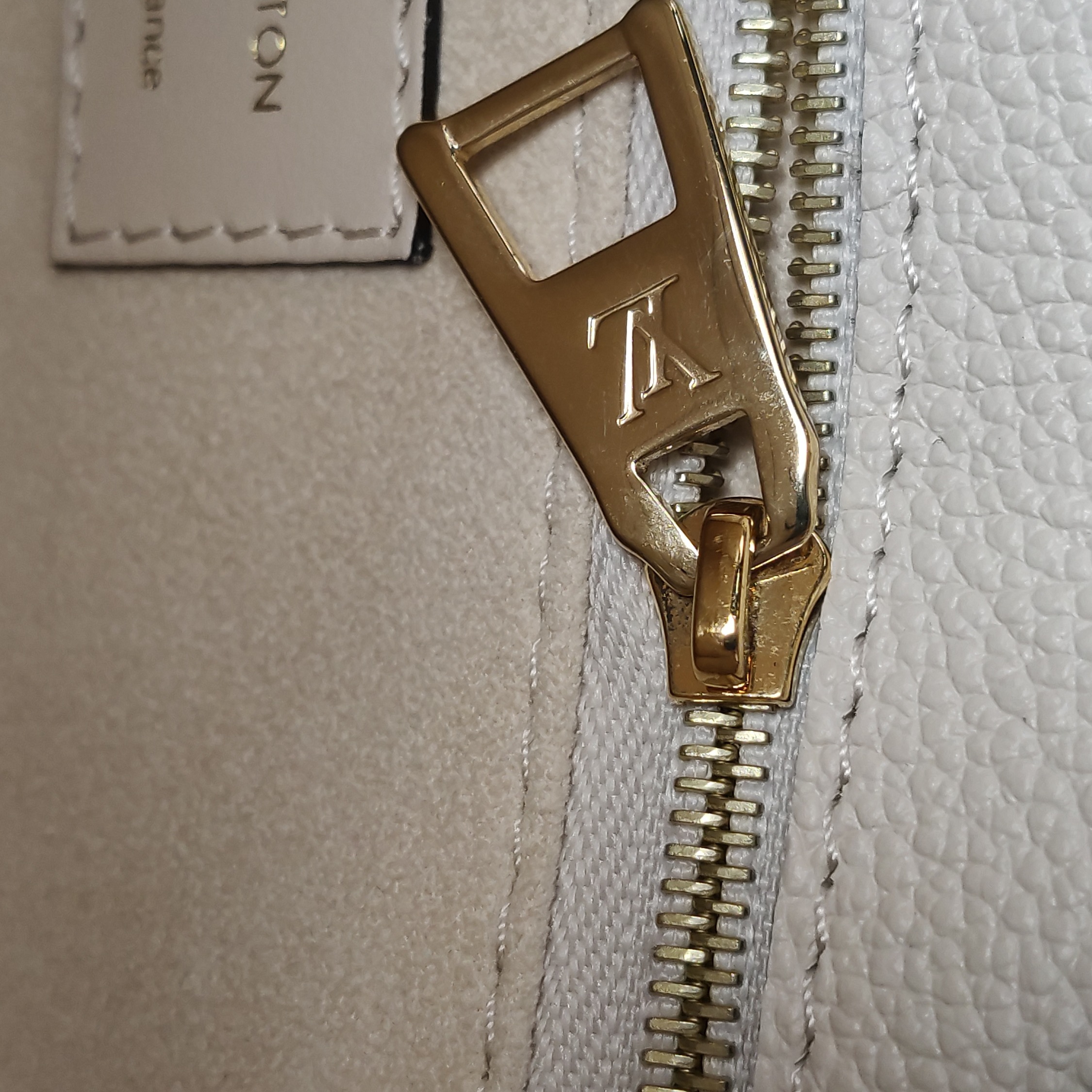 Louis Vuitton(LV) OnTheGo Tote Monogram Empreinte Giant MM — photo 9 of 15