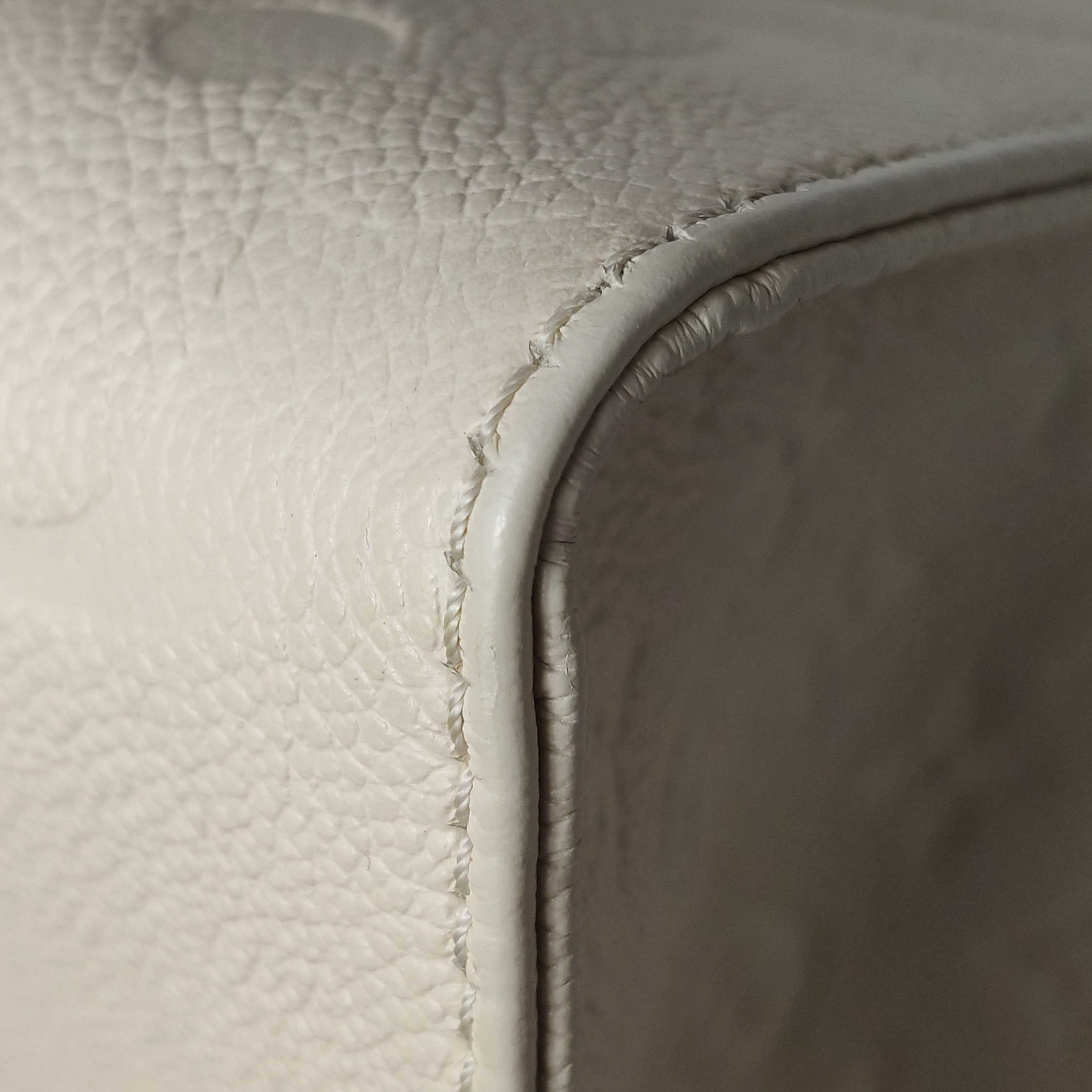 Louis Vuitton(LV) OnTheGo Tote Monogram Empreinte Giant MM — photo 14 of 15