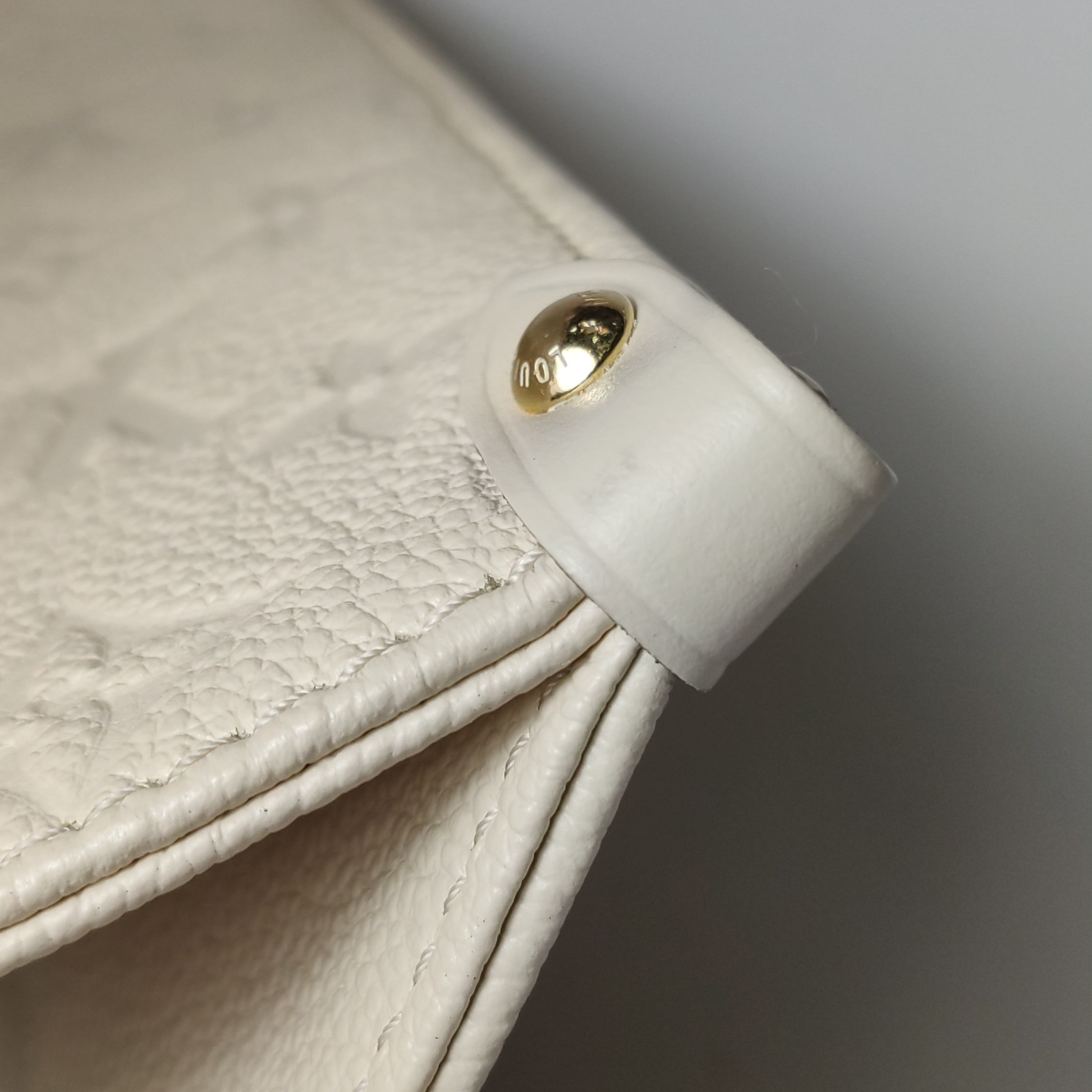 Louis Vuitton(LV) OnTheGo Tote Monogram Empreinte Giant MM — photo 13 of 15
