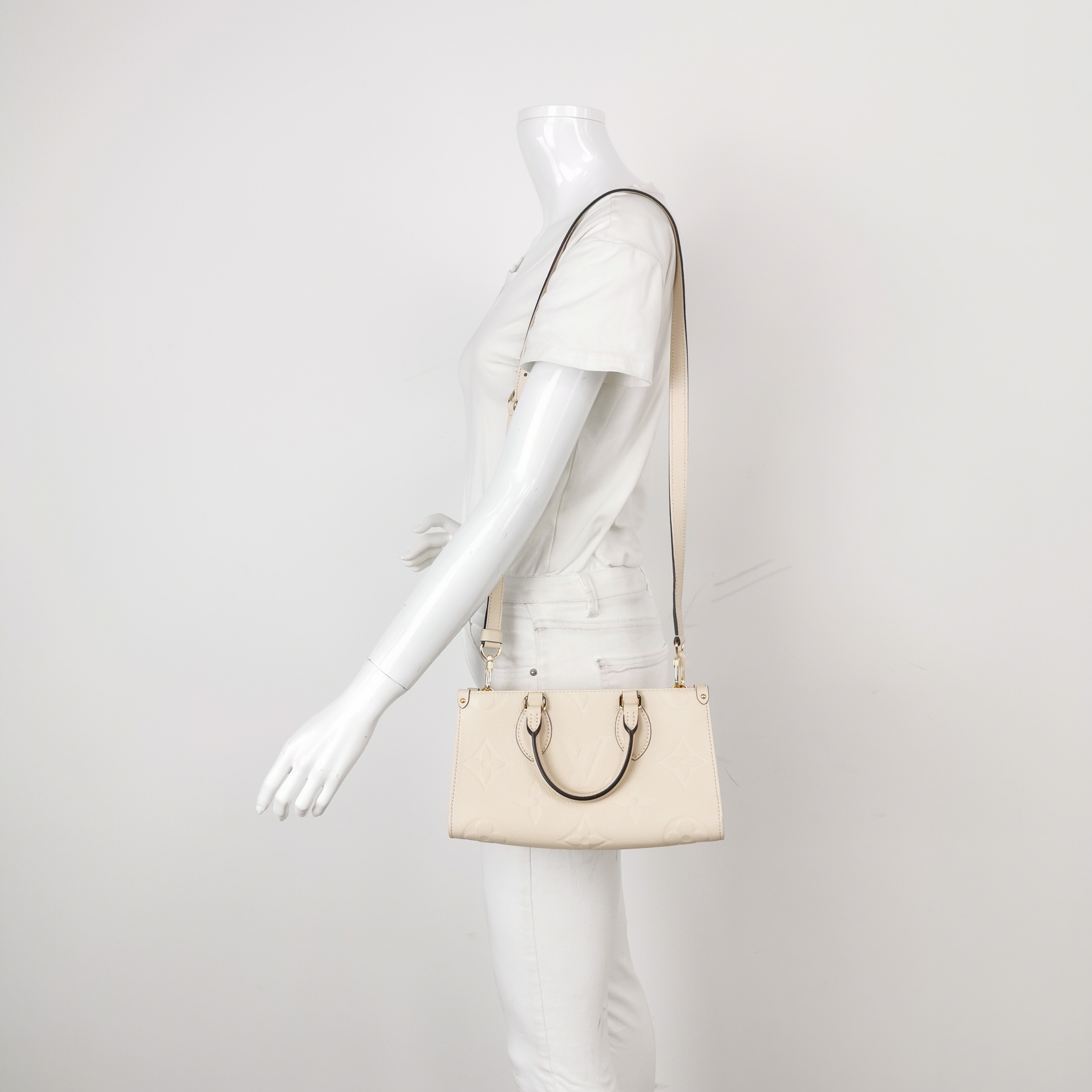 Louis Vuitton(LV) OnTheGo Tote Monogram Empreinte Giant East West — alternate view