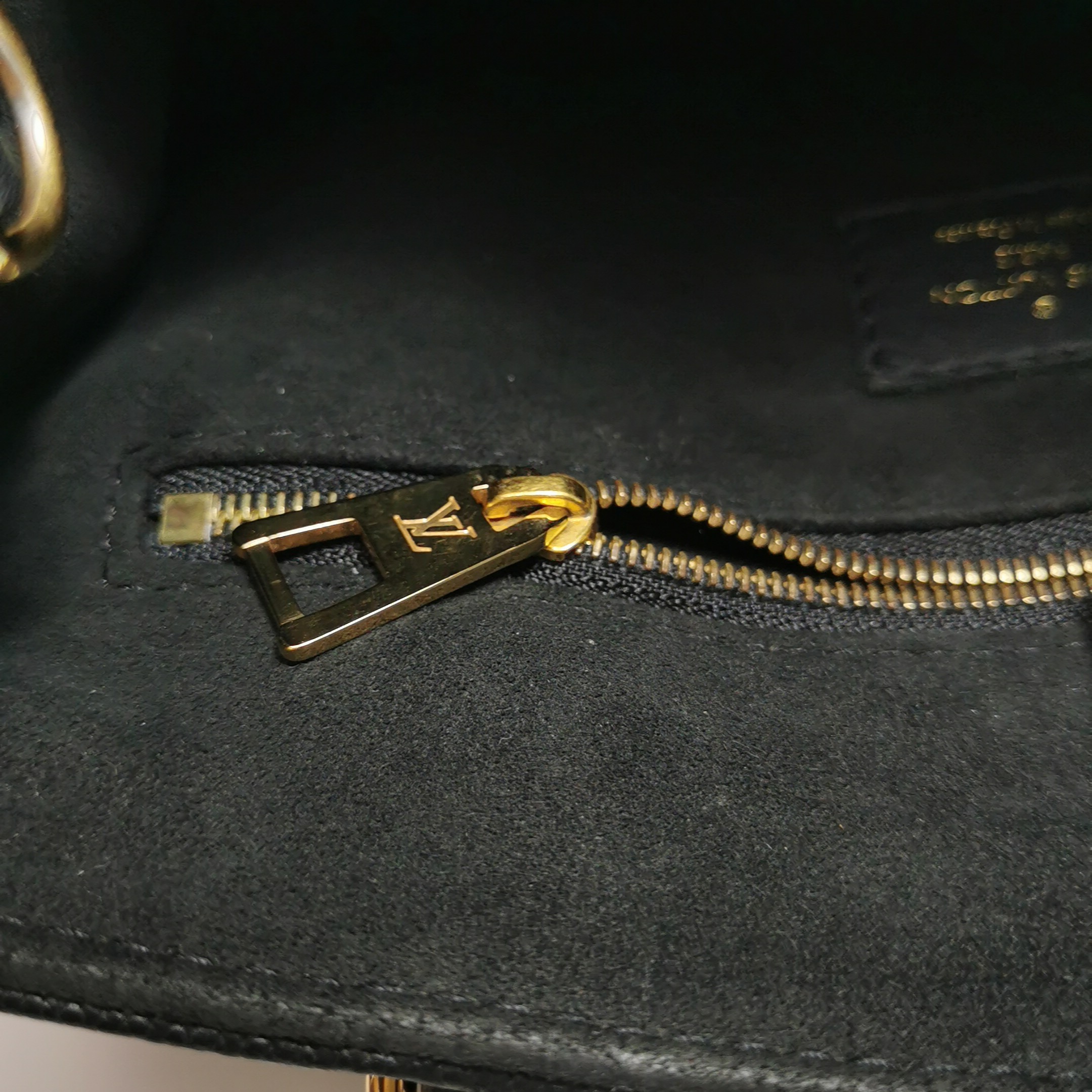 Louis Vuitton(LV) OnTheGo Tote Monogram Empreinte Giant PM — photo 10 of 15