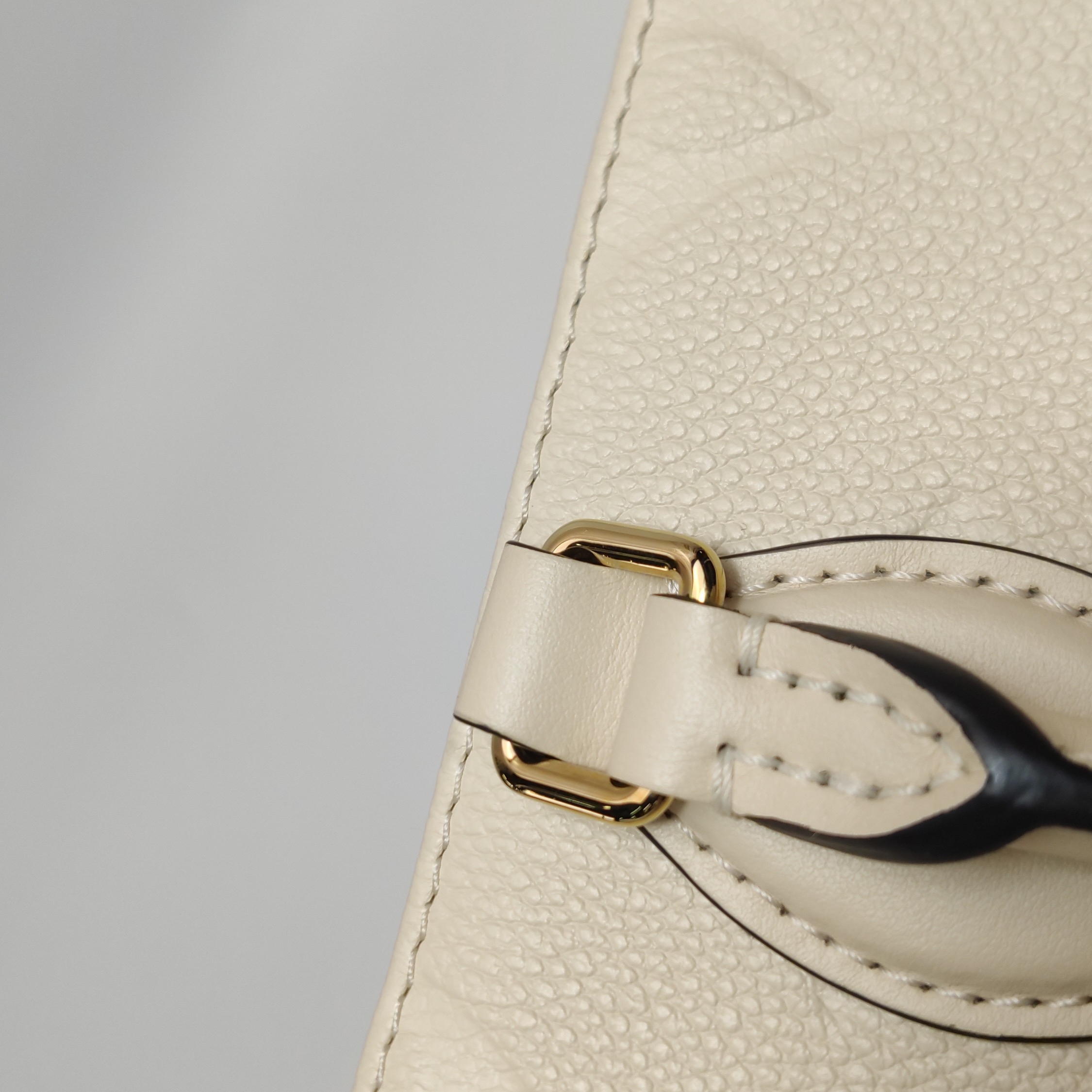 Louis Vuitton(LV) OnTheGo Tote Monogram Empreinte Giant East West — photo 11 of 15