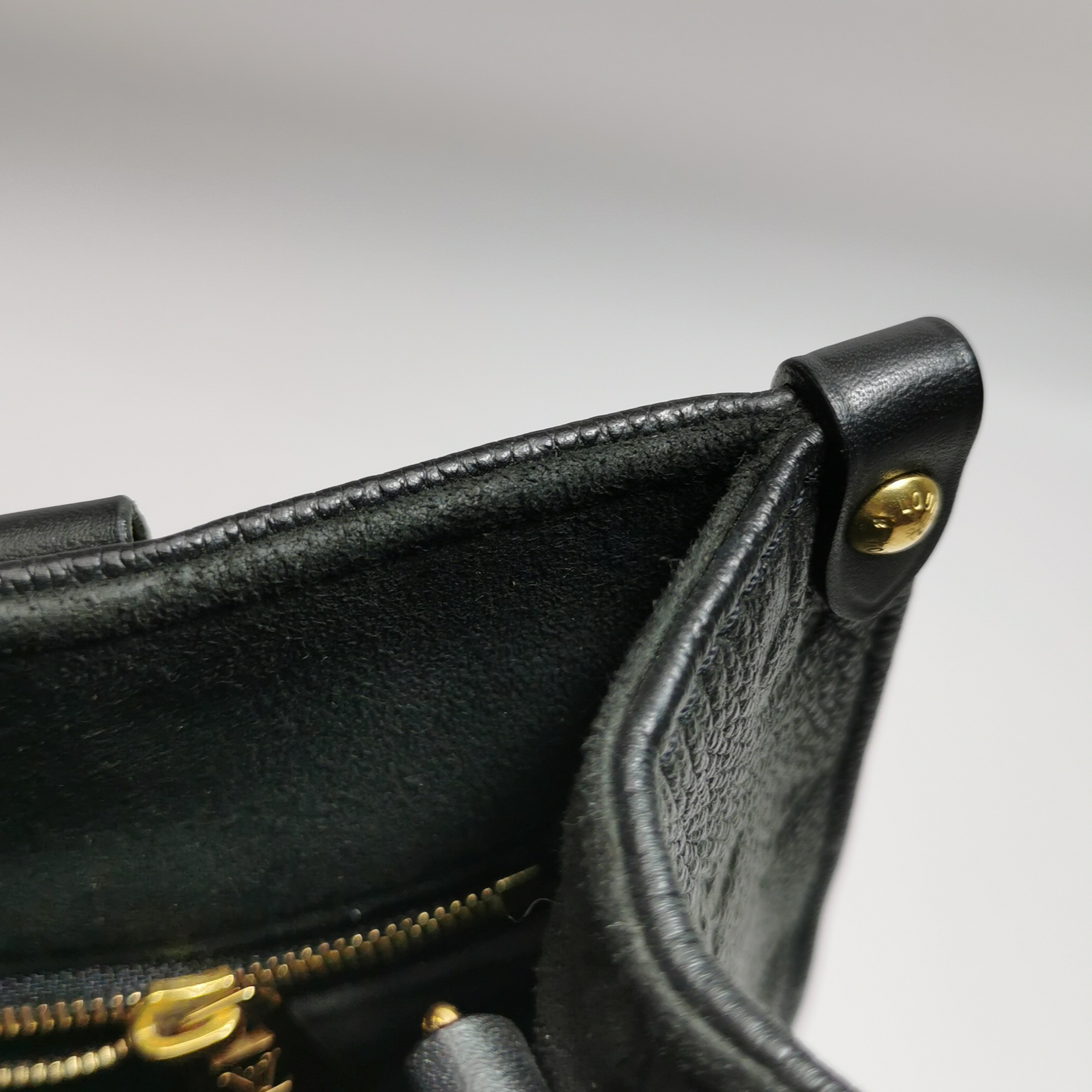 Louis Vuitton(LV) OnTheGo Tote Monogram Empreinte Giant PM — photo 9 of 15