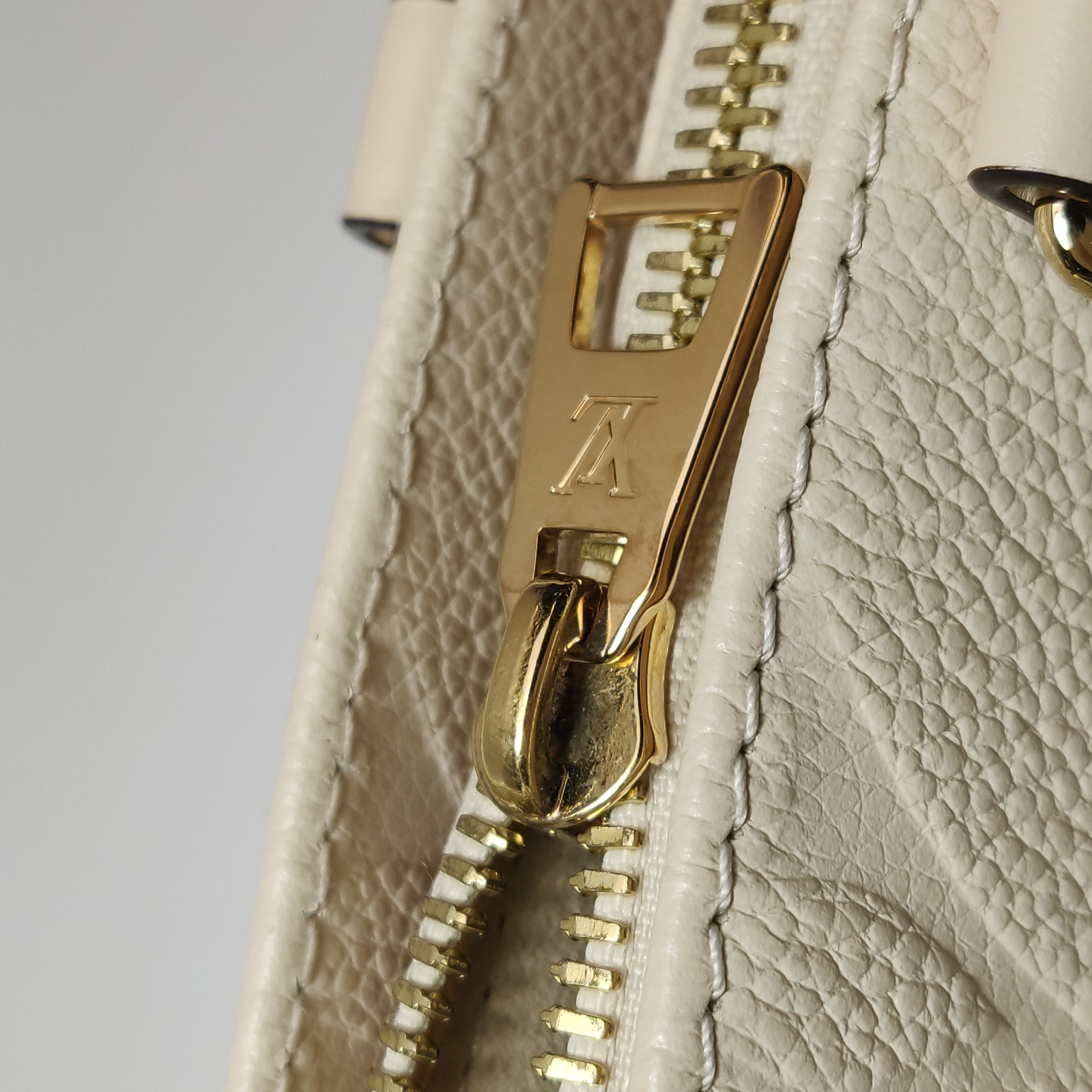Louis Vuitton(LV) OnTheGo Tote Monogram Empreinte Giant East West — photo 12 of 17