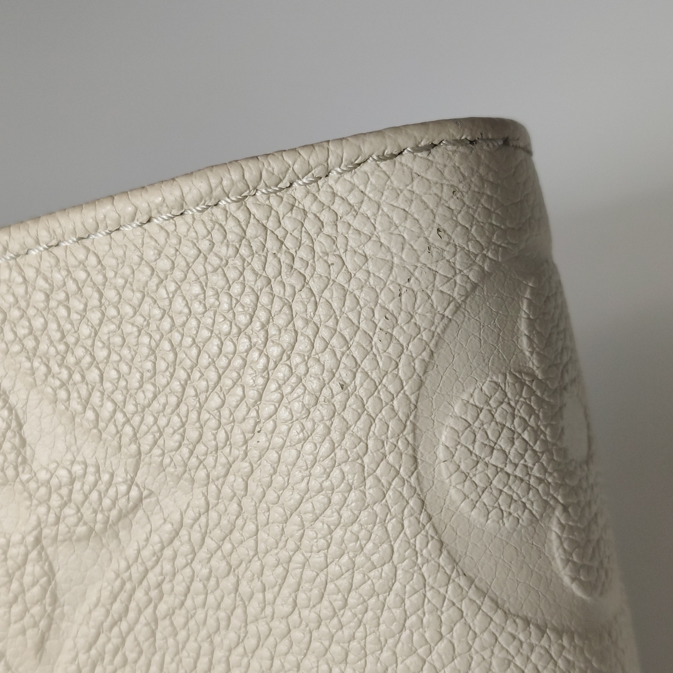 Louis Vuitton(LV) OnTheGo Tote Monogram Empreinte Giant East West — photo 14 of 17