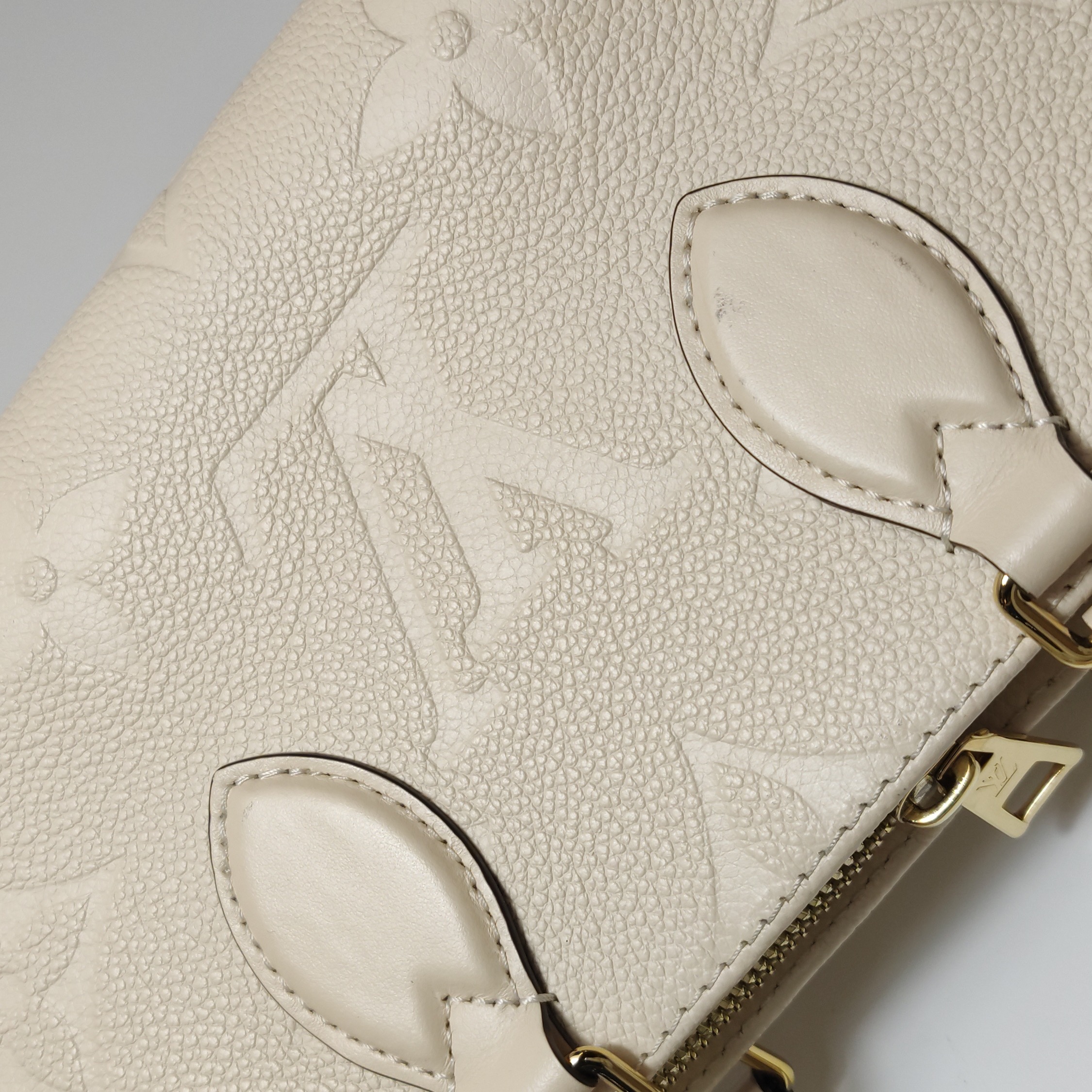Louis Vuitton(LV) OnTheGo Tote Monogram Empreinte Giant East West — photo 16 of 17