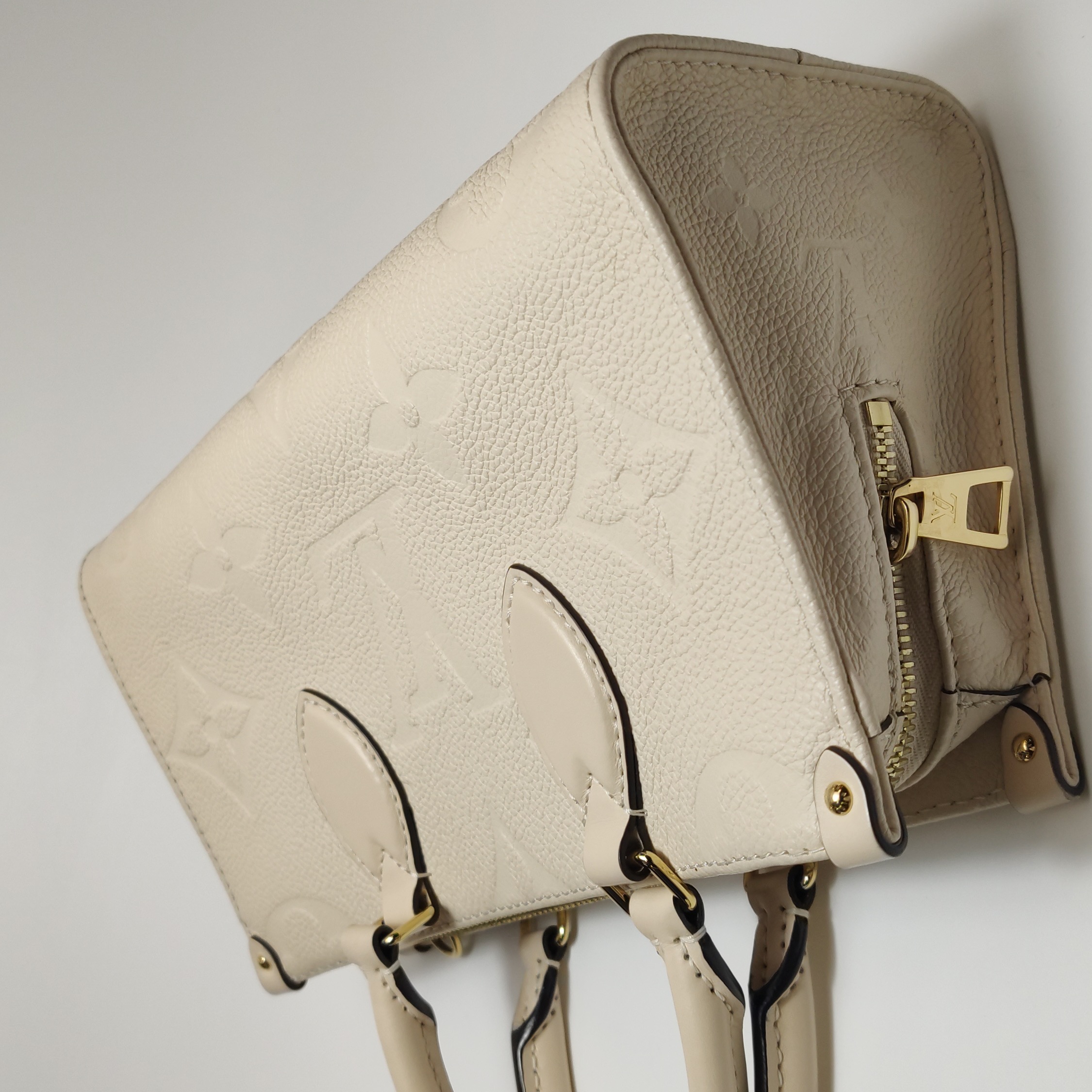 Louis Vuitton(LV) OnTheGo Tote Monogram Empreinte Giant East West — photo 17 of 17