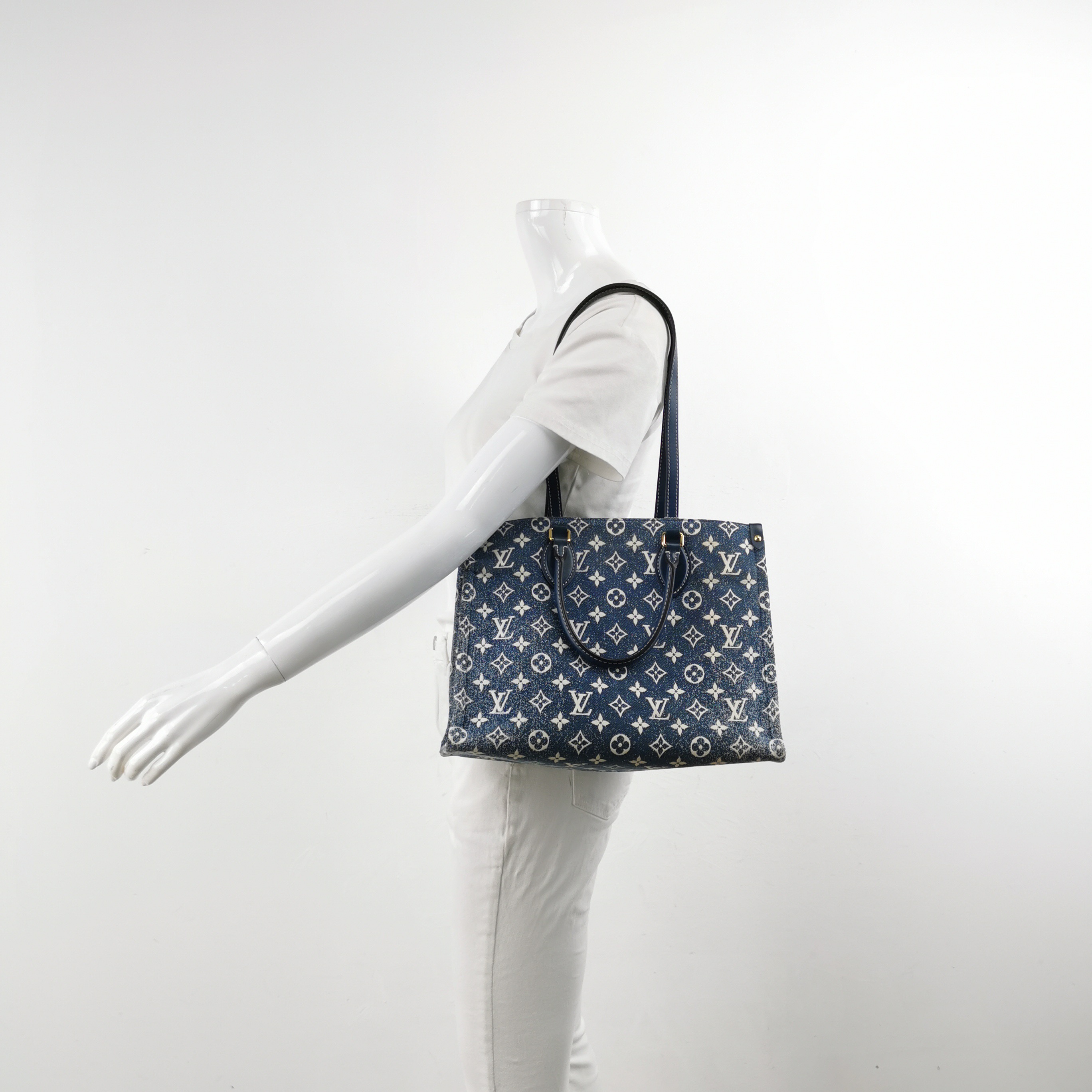 Louis Vuitton(LV) OnTheGo Tote Monogram Jacquard Denim MM — alternate view