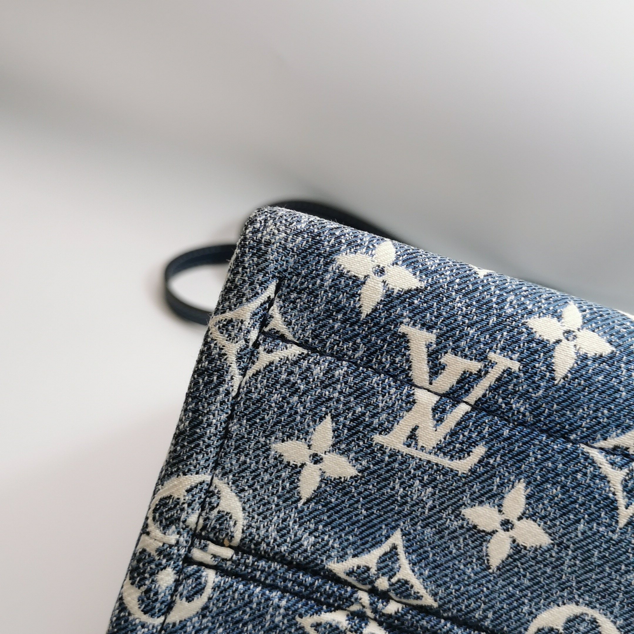 Louis Vuitton(LV) OnTheGo Tote Monogram Jacquard Denim MM — photo 11 of 16