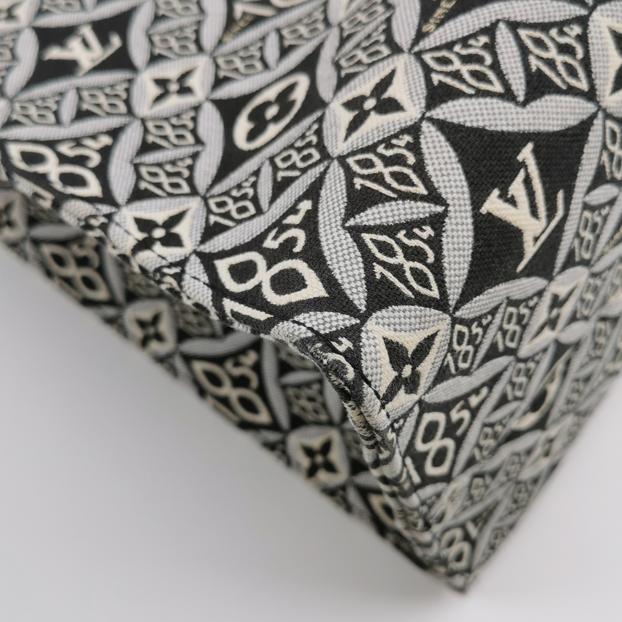 Louis Vuitton(LV) OnTheGo Tote Limited Edition Since 1854 Monogram Jacquard GM — photo 10 of 13