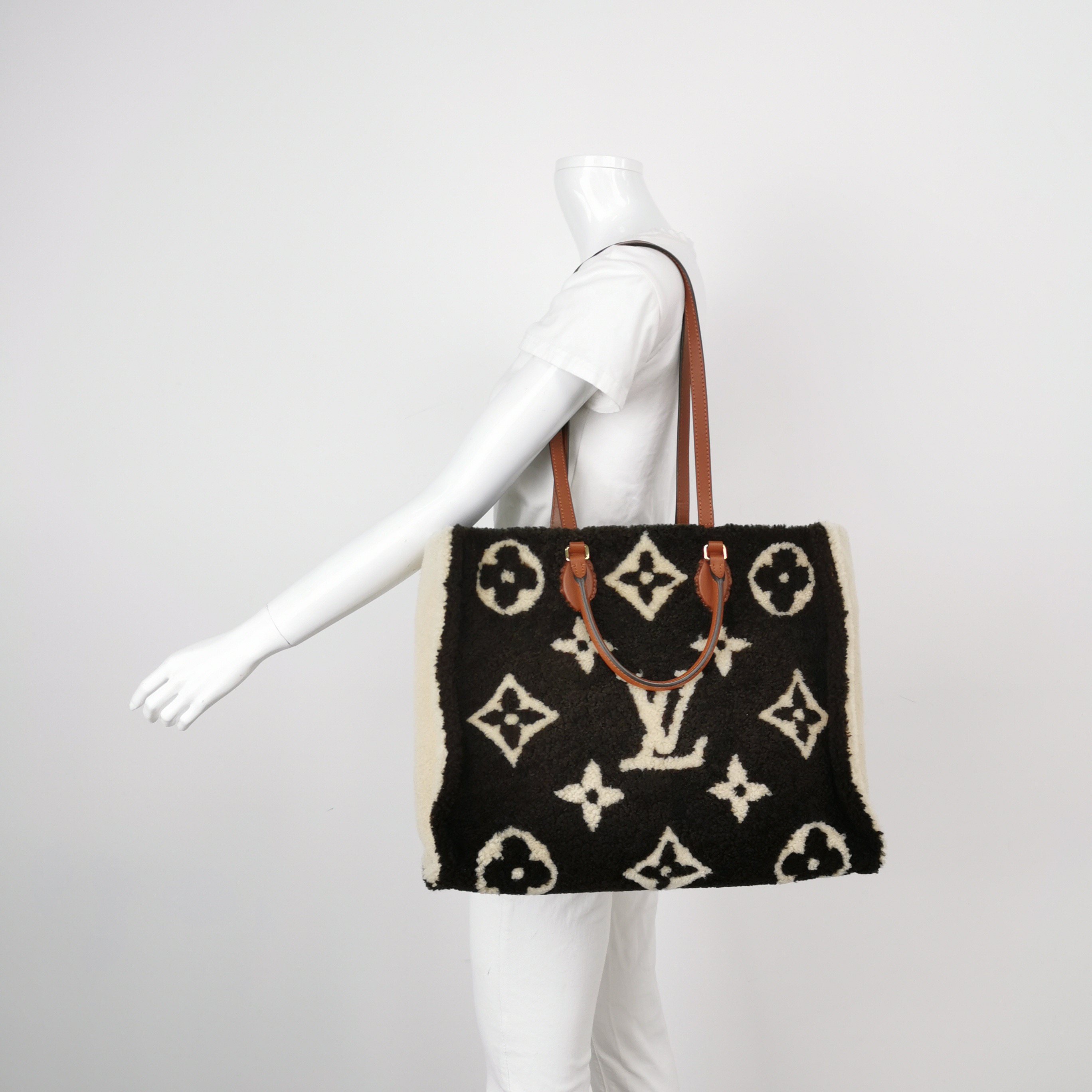 Louis Vuitton(LV) OnTheGo Tote Monogram Giant Teddy Fleece GM — alternate view
