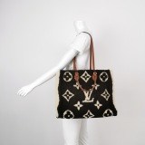 Louis Vuitton(LV) OnTheGo Tote Monogram Giant Teddy Fleece GM — thumbnail 2