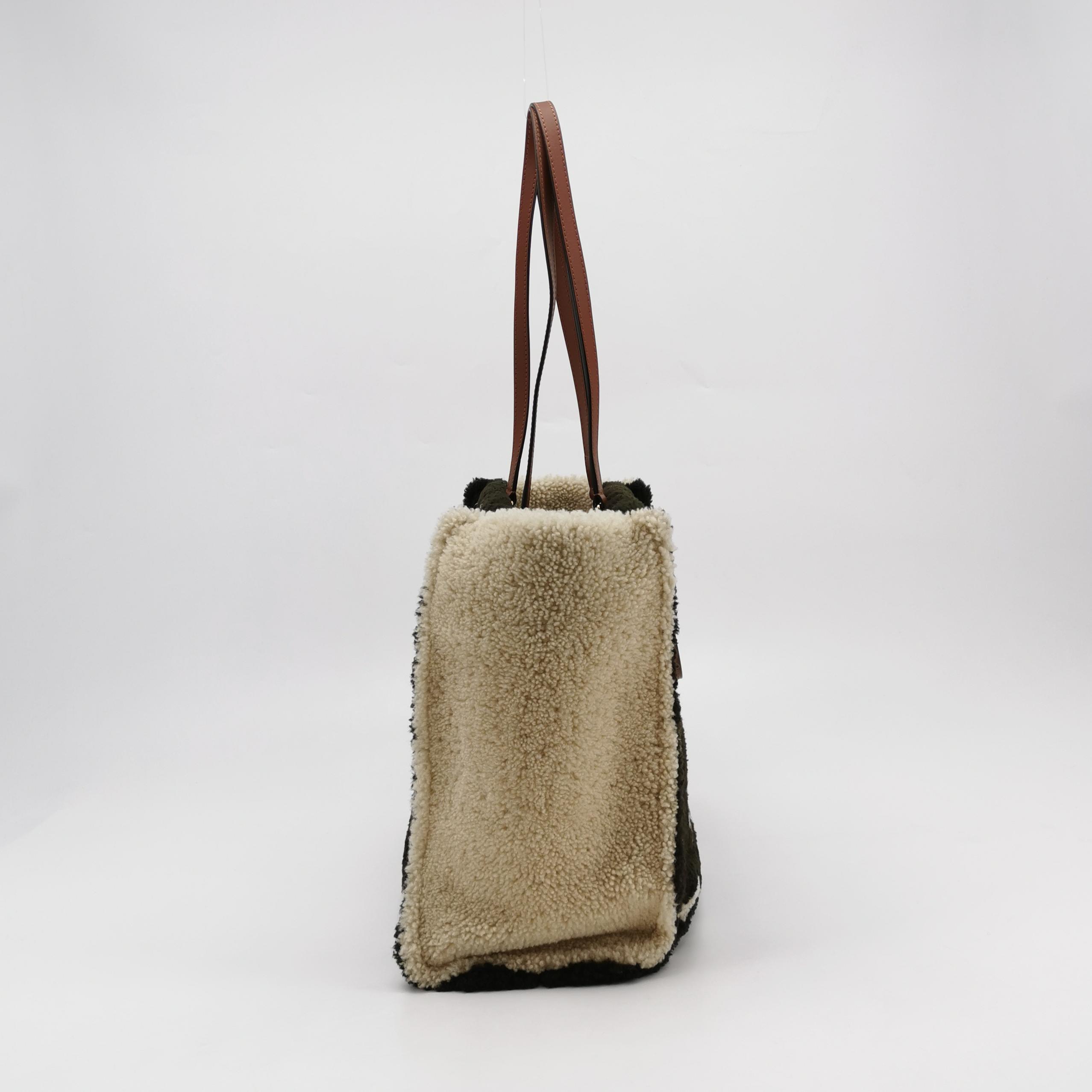Louis Vuitton(LV) OnTheGo Tote Monogram Giant Teddy Fleece GM — photo 4 of 14