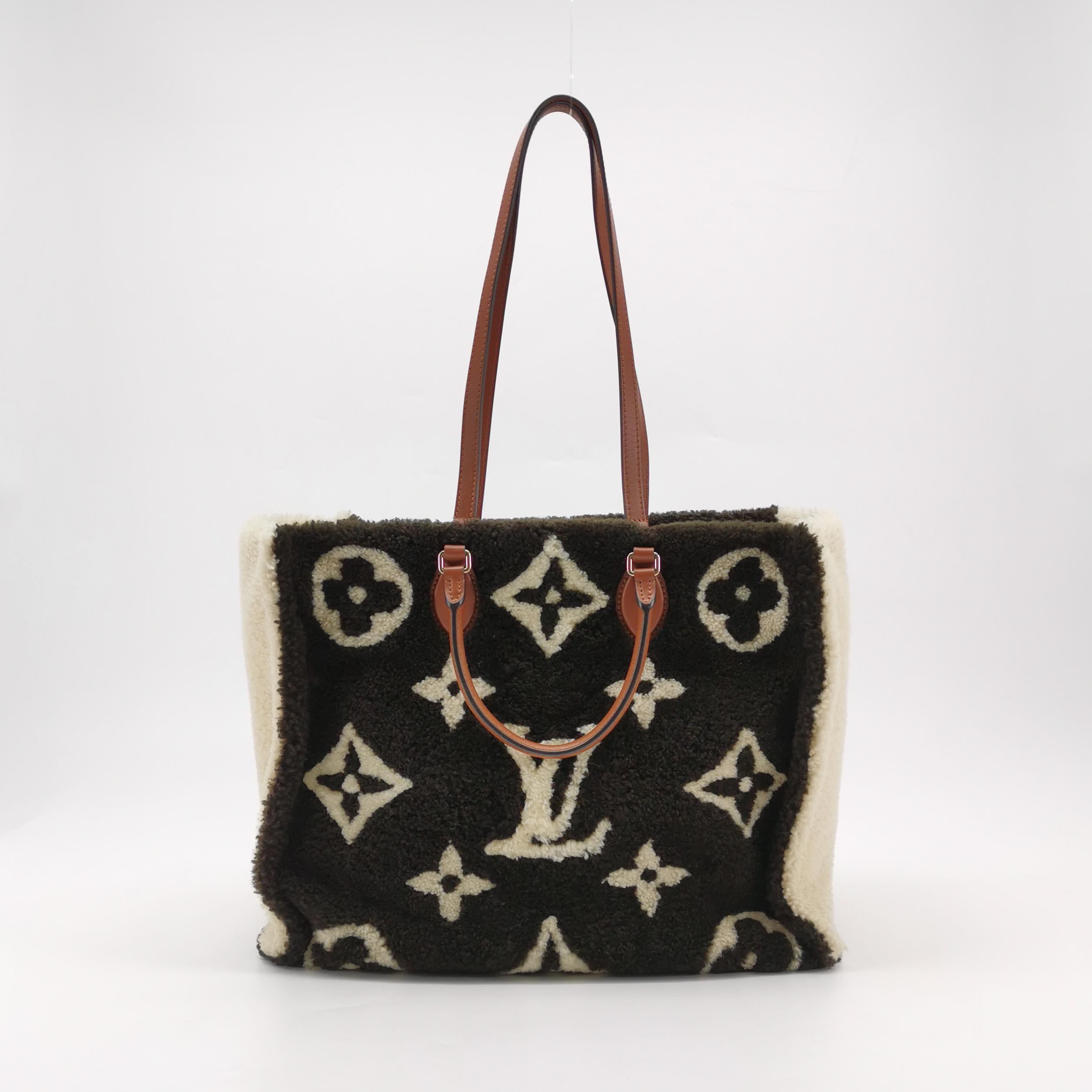 Louis Vuitton(LV) OnTheGo Tote Monogram Giant Teddy Fleece GM — photo 3 of 14