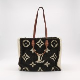 Louis Vuitton(LV) OnTheGo Tote Monogram Giant Teddy Fleece GM — thumbnail 3