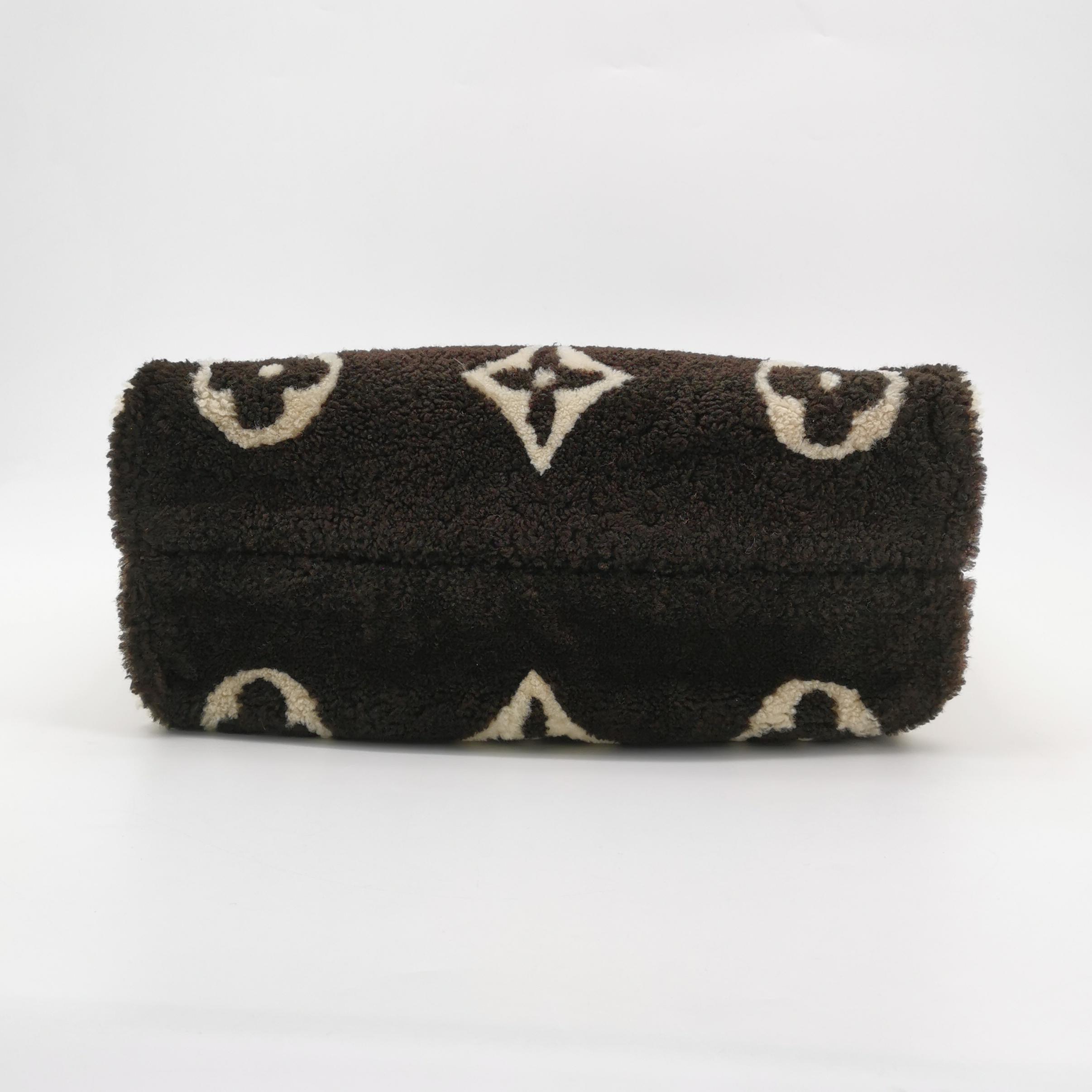 Louis Vuitton(LV) OnTheGo Tote Monogram Giant Teddy Fleece GM — photo 6 of 14